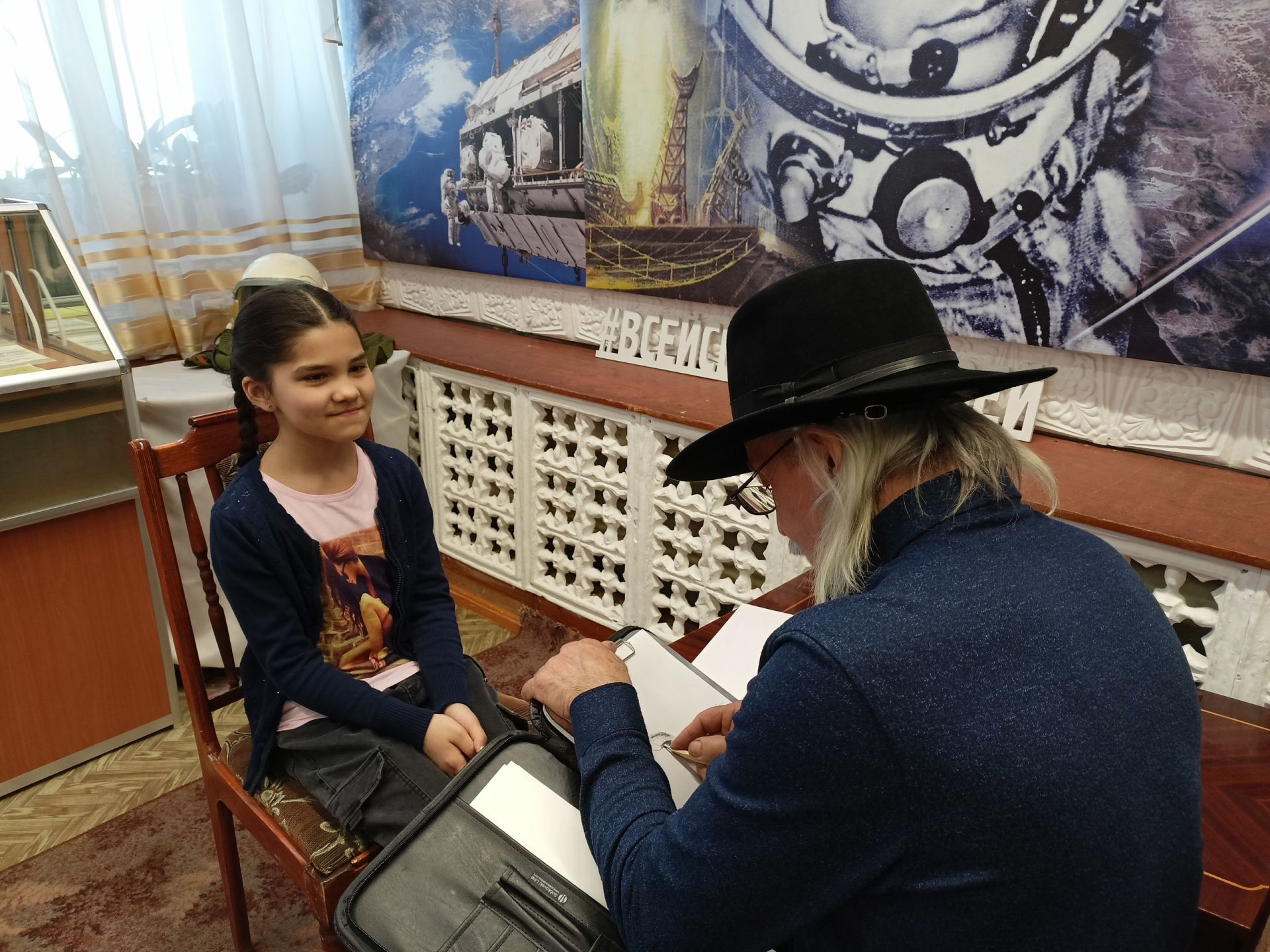 Зәй рәссамы балалар өчен шарж ясау буенча мастер-класс күрсәтте