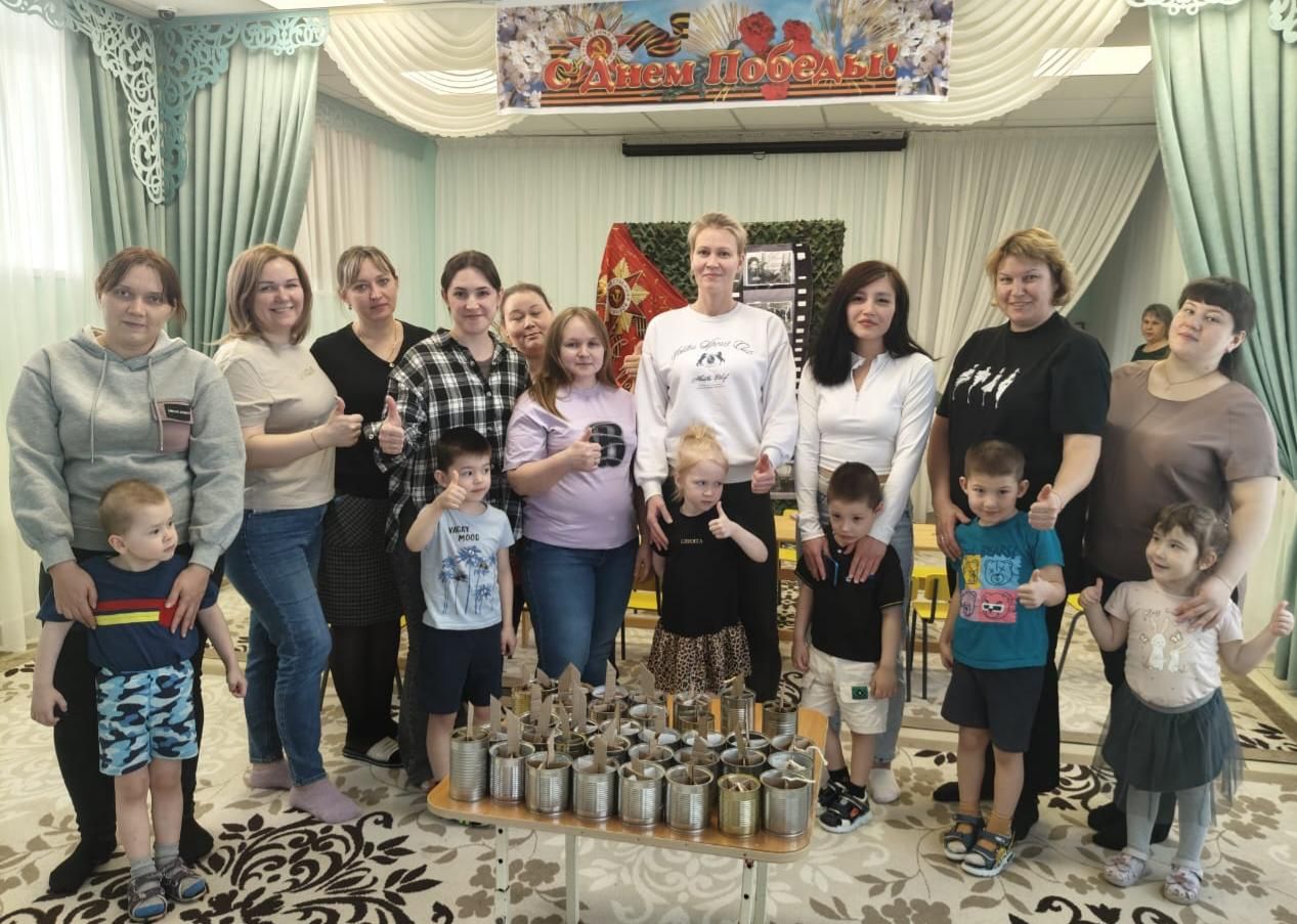 Күңел җылысын кушып: балалар әниләре белән окоп шәмнәре ясадылар