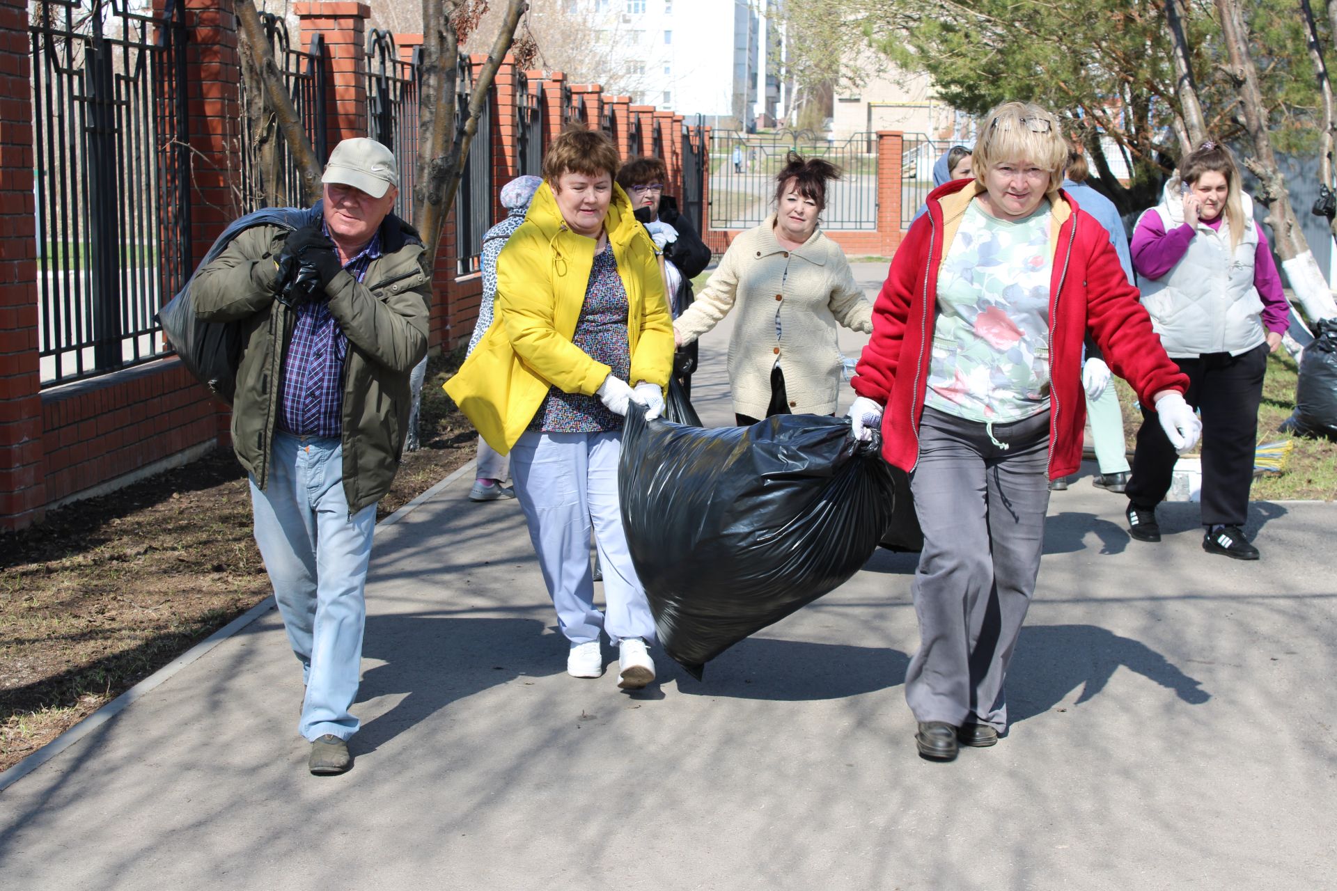 Жители Заинска убирают мусор с улиц в санитарные дни
