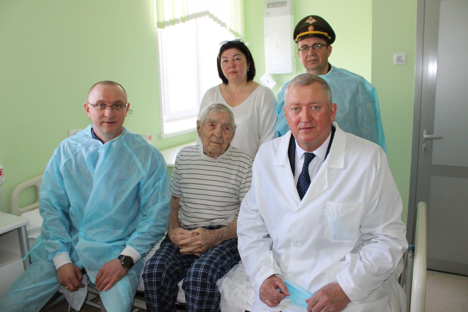 В Заинске поздравили ветерана Великой Отечественной войны с Днём Победы