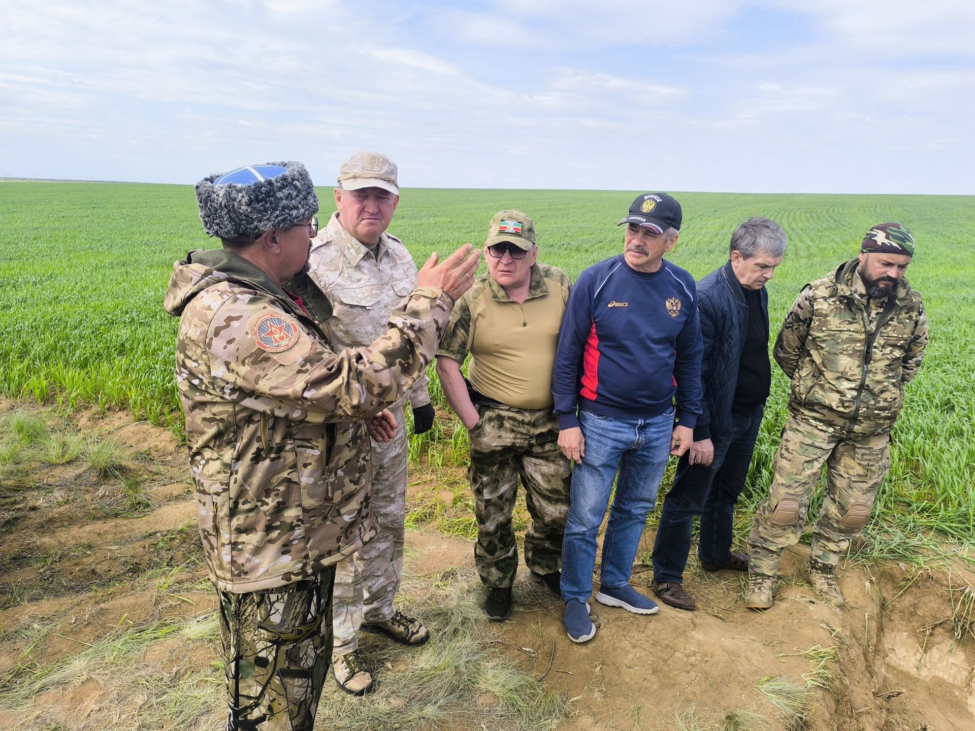 Глава Заинского района наградил поисковиков, находящихся в экспедиции в Волгоградской области