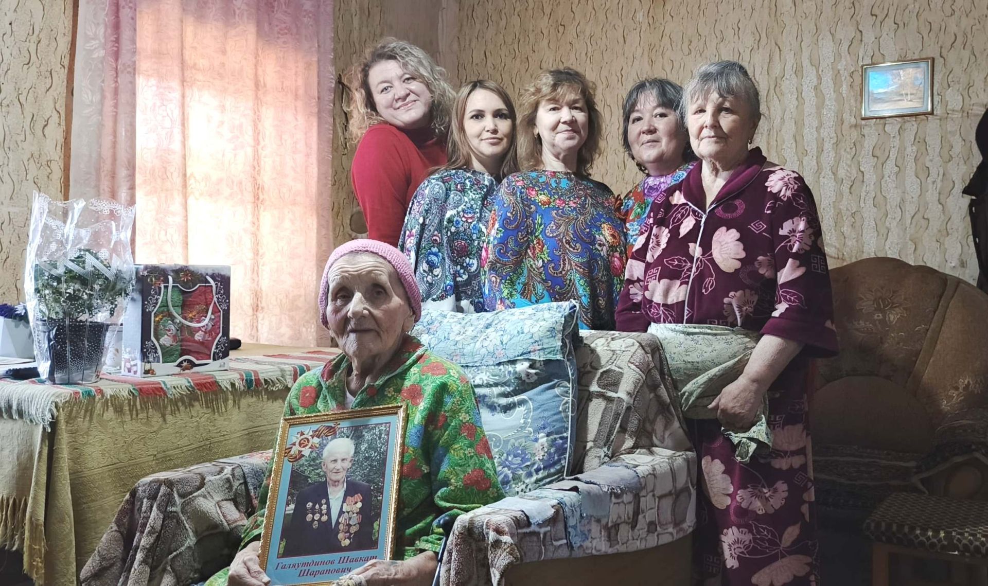 Мирный мәдәният хезмәткәрләре бистәдә яшәүчеләрне Бөек Җиңүнең юбилее белән котлыйлар