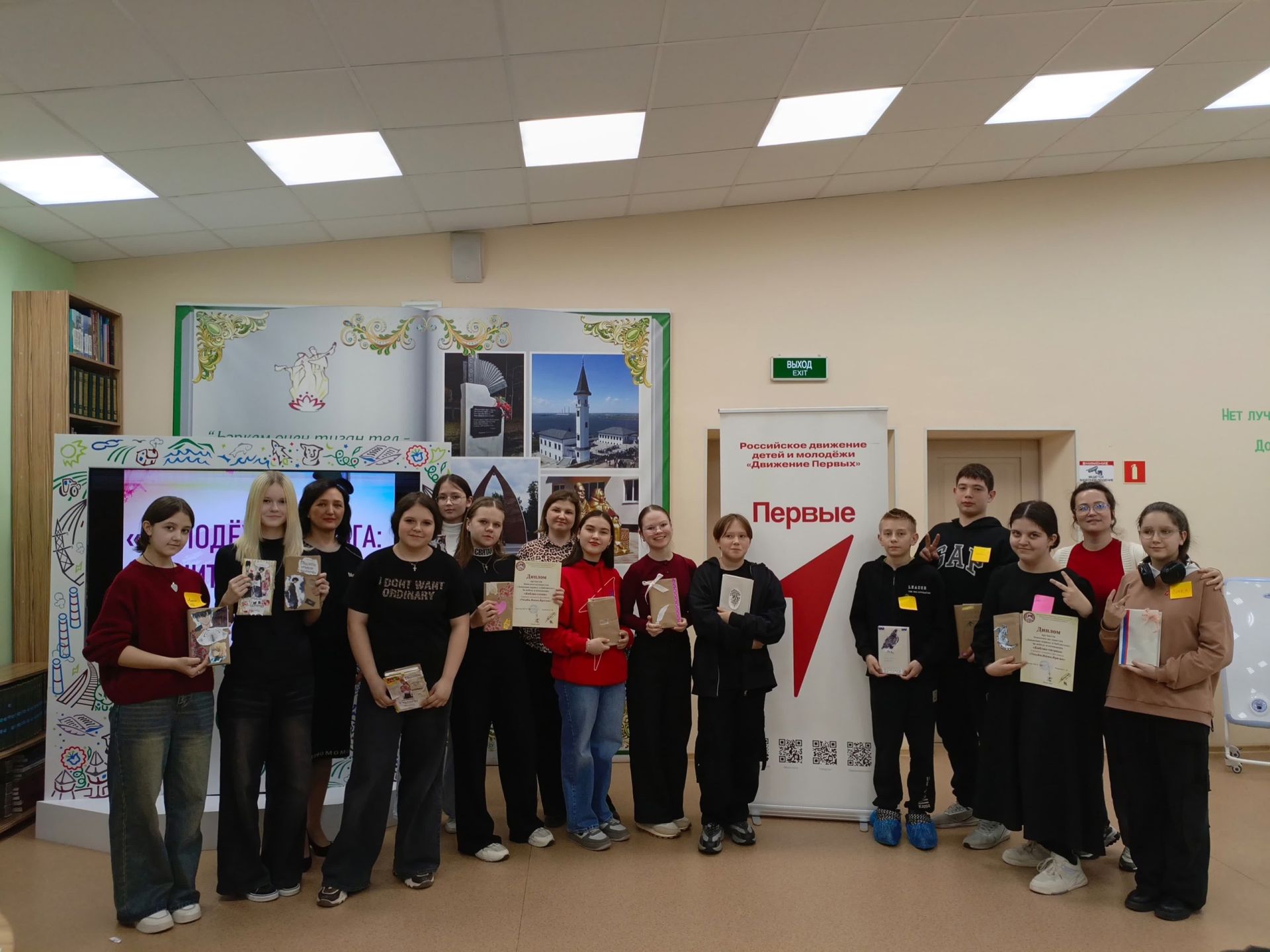 Зәй укучылары китапханәдә буктрейлерлар төшереп карадылар