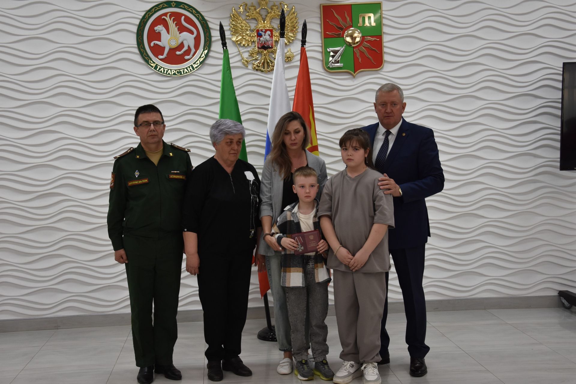 Зәйдә махсус операциядә һәлак булганнарның гаиләләренә Батырлык орденнары тапшырылды