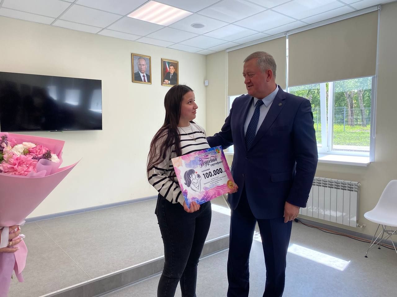 Зәйдә хәрби гаиләсендә яңа туган балага 100 мең сумлык сертификат тапшырылды