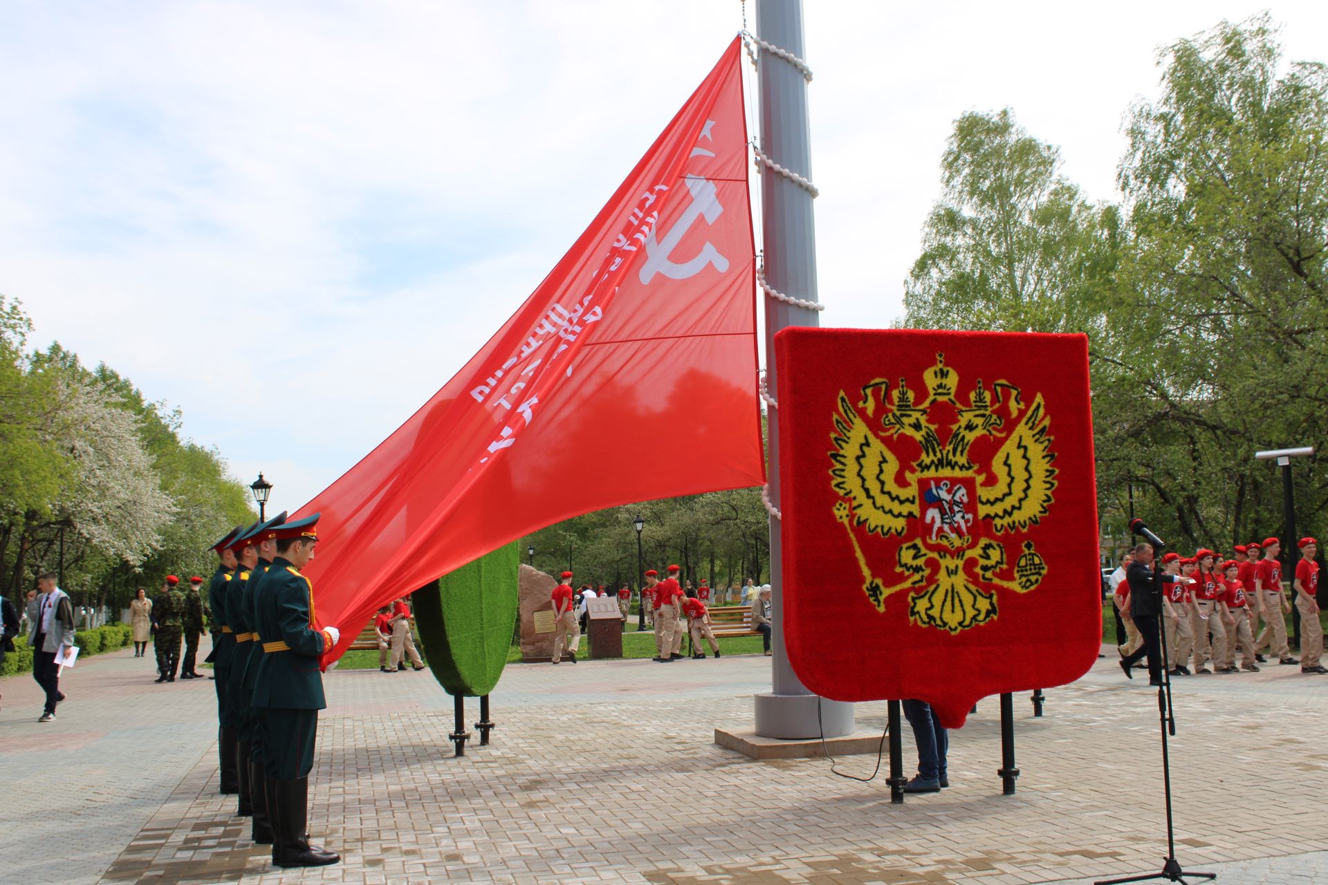 В Заинске Знамя Победы площадью 24 м² подняли на 20-метровую высоту