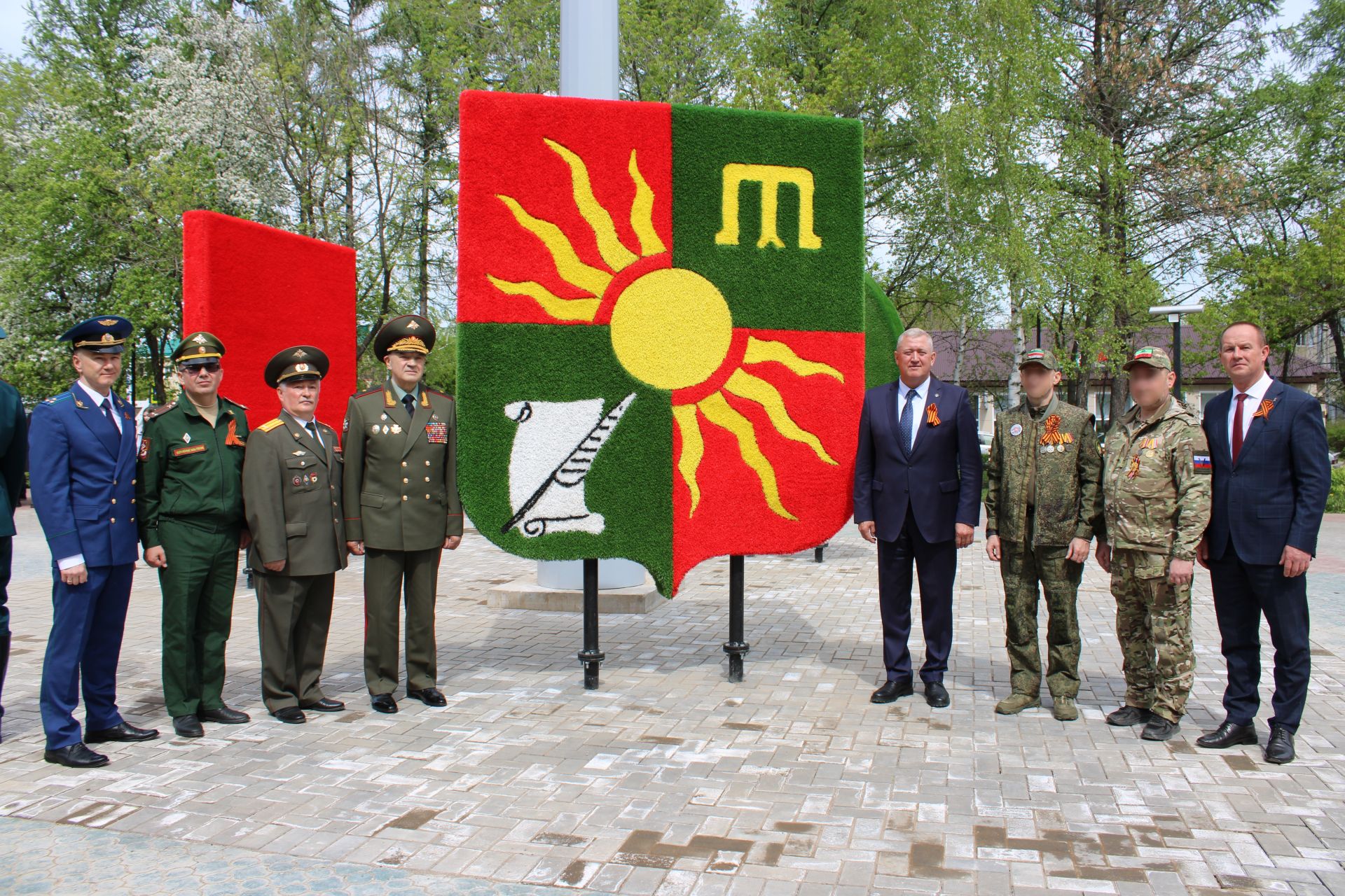 В Заинске Знамя Победы площадью 24 м² подняли на 20-метровую высоту