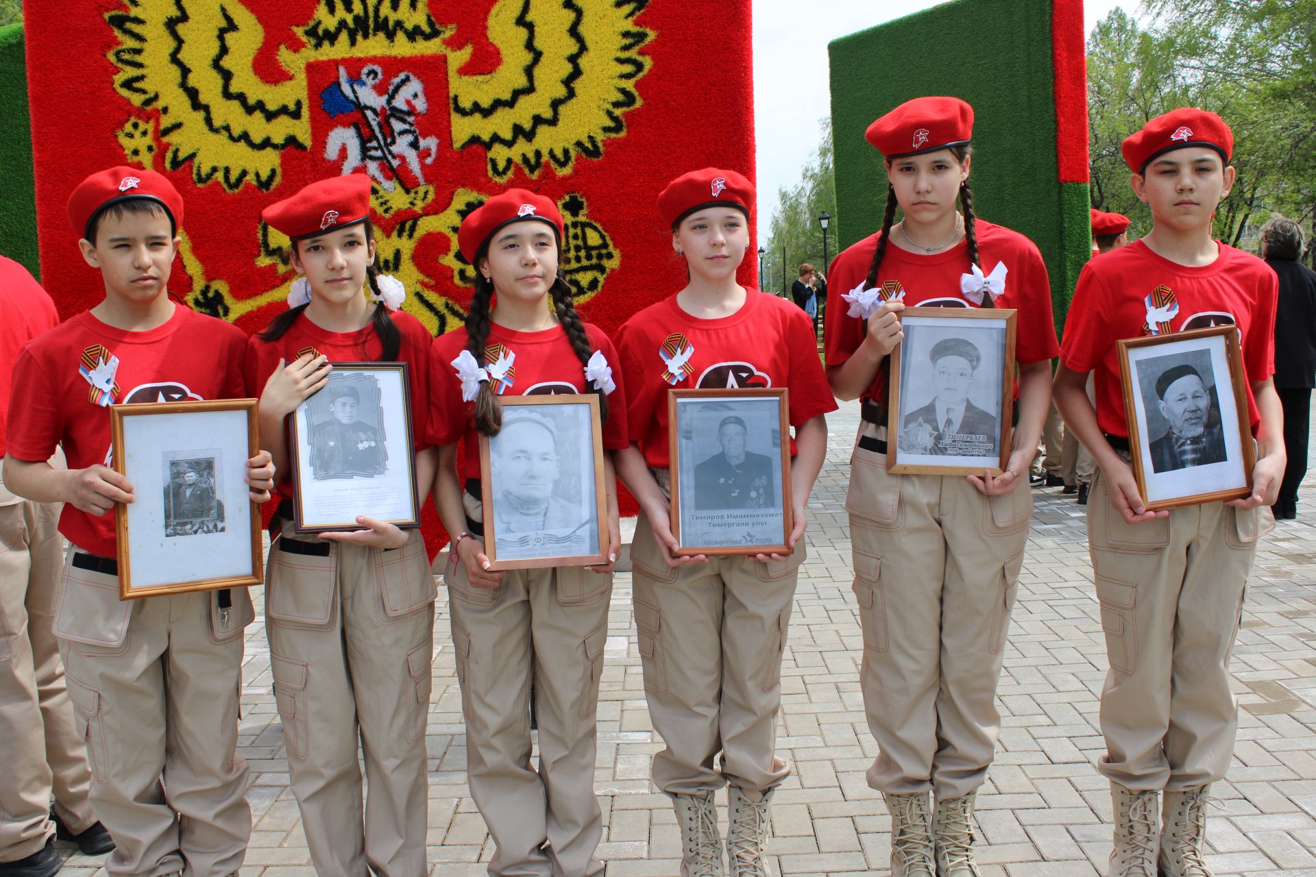 В Заинске Знамя Победы площадью 24 м² подняли на 20-метровую высоту