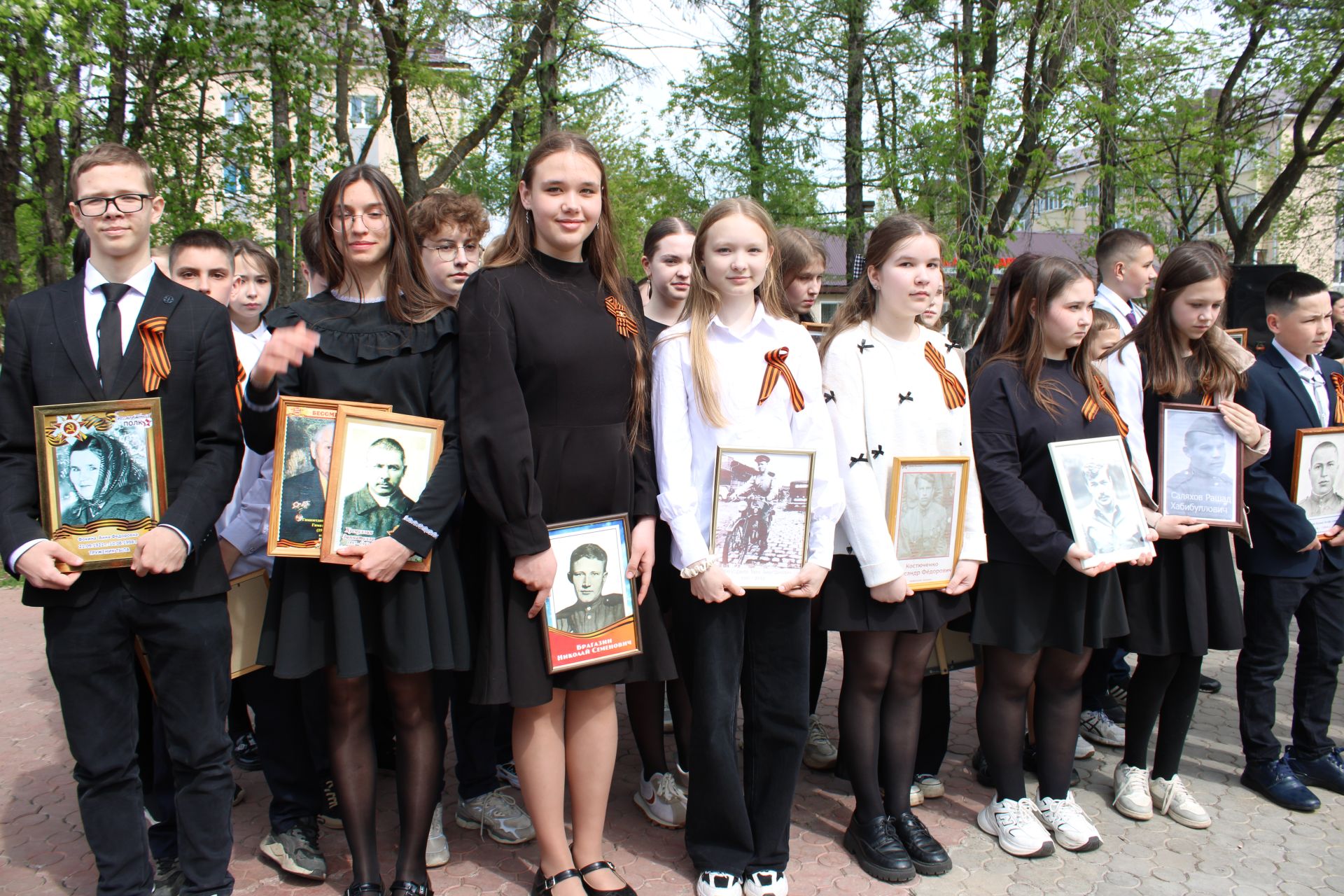 В Заинске Знамя Победы площадью 24 м² подняли на 20-метровую высоту