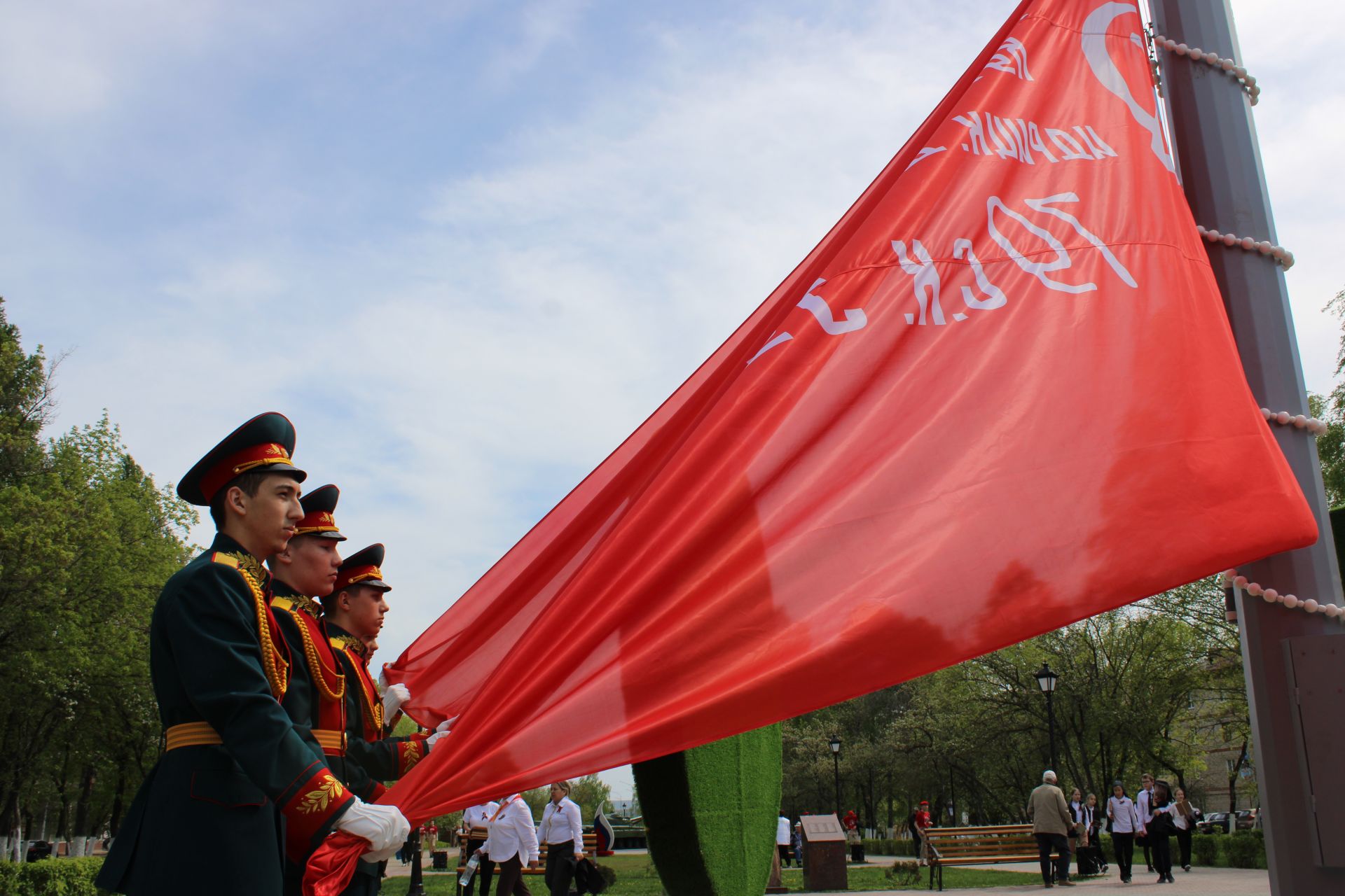 В Заинске Знамя Победы площадью 24 м² подняли на 20-метровую высоту