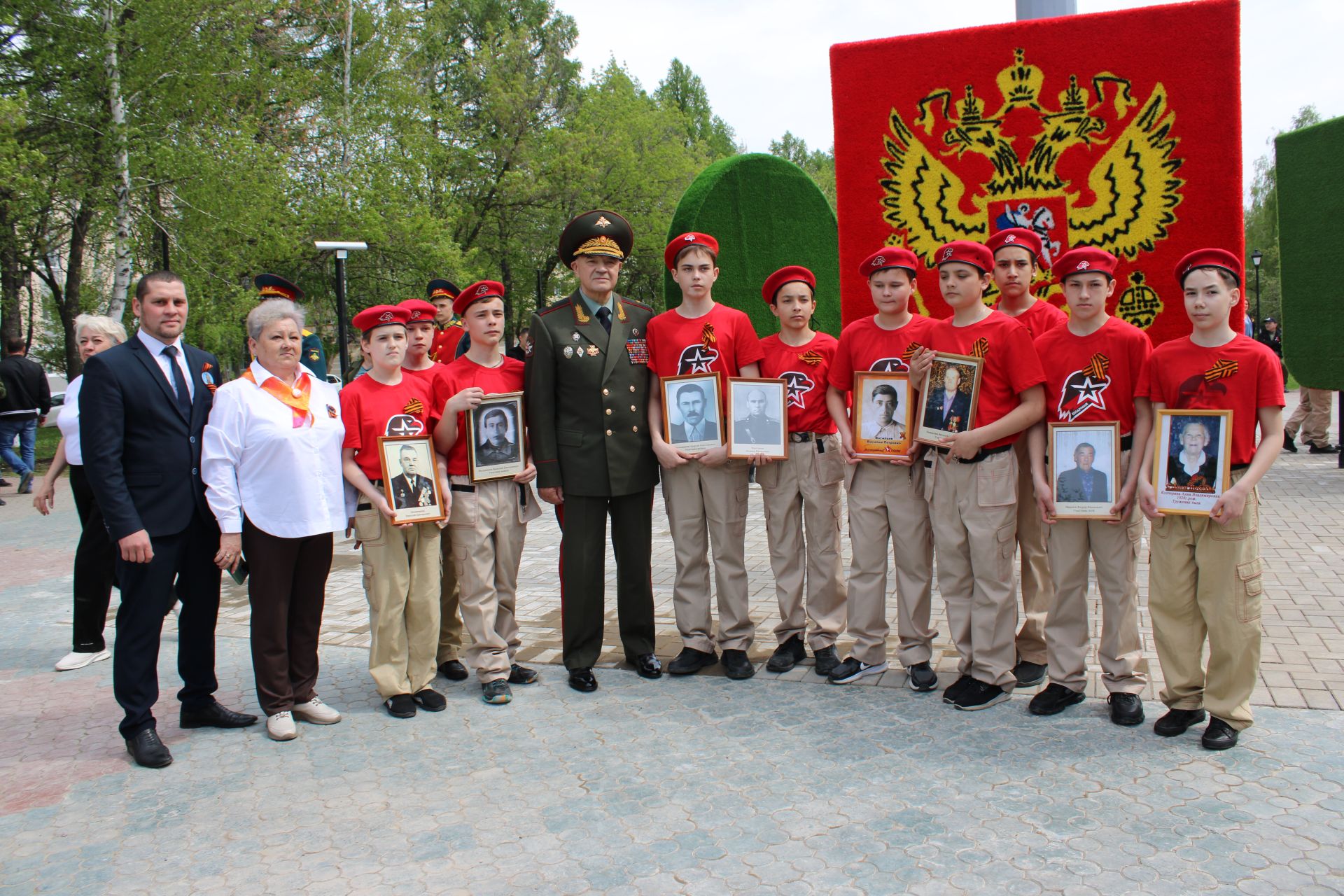 В Заинске Знамя Победы площадью 24 м² подняли на 20-метровую высоту