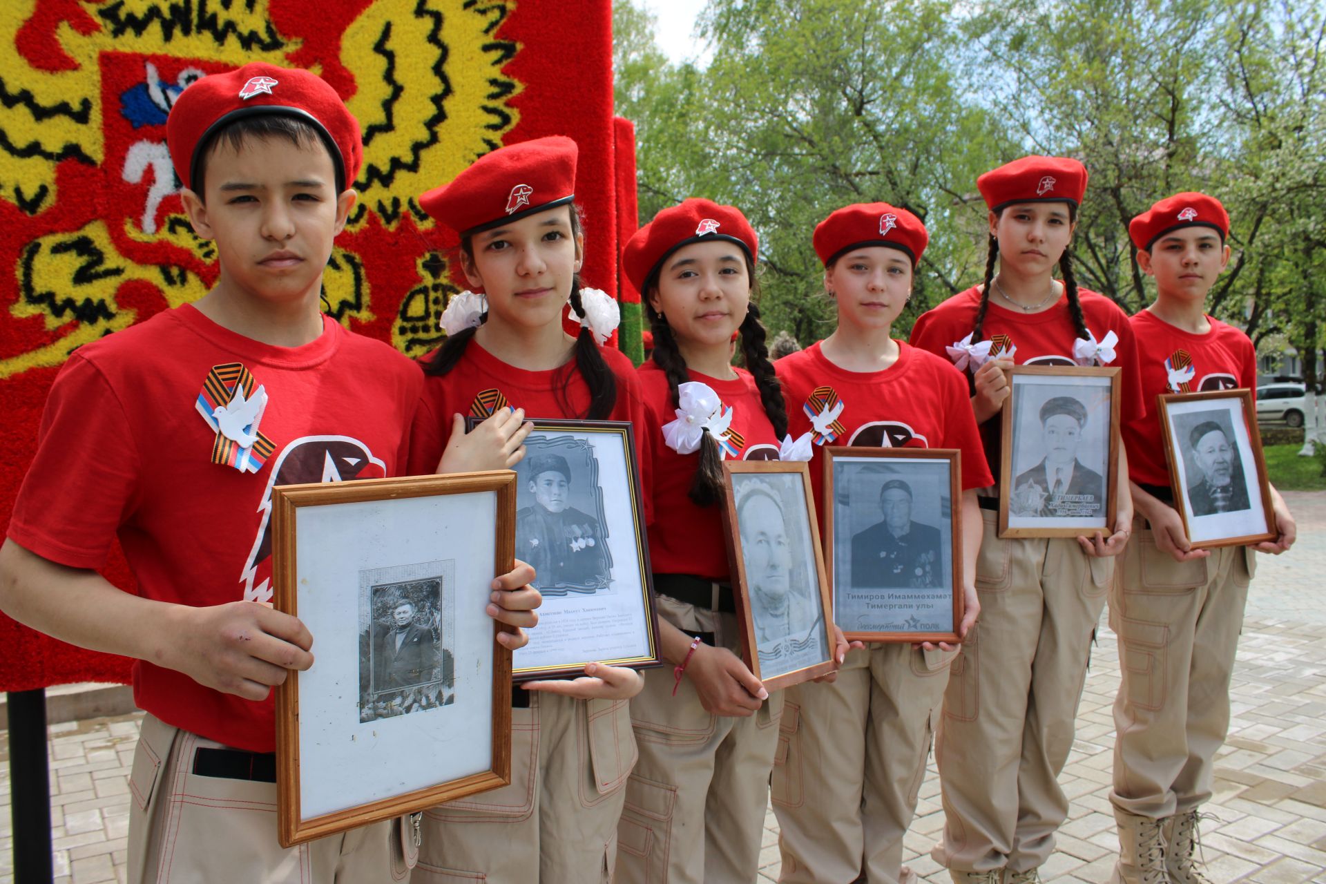 В Заинске Знамя Победы площадью 24 м² подняли на 20-метровую высоту