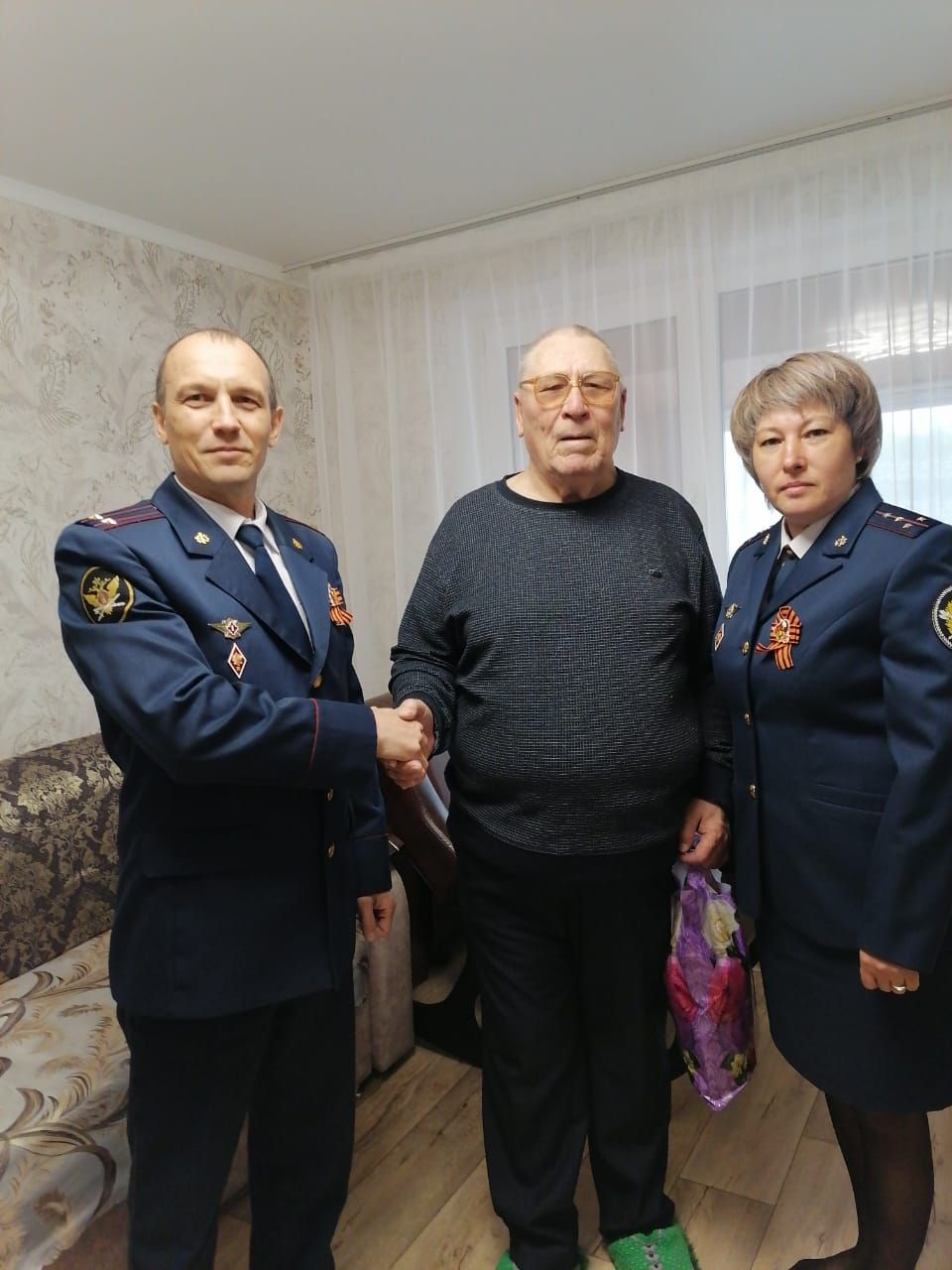 Зәйнең җәза үтәтү инспекциясе хезмәткәрләре хезмәт ветеранын Җиңү көне һәм һөнәри бәйрәм белән котладылар