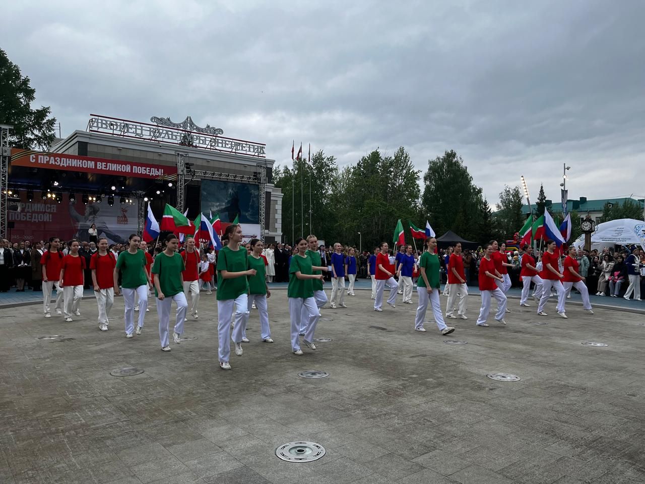 В театрализованном представлении в День Победы в Заинске приняли участие около 500 человек
