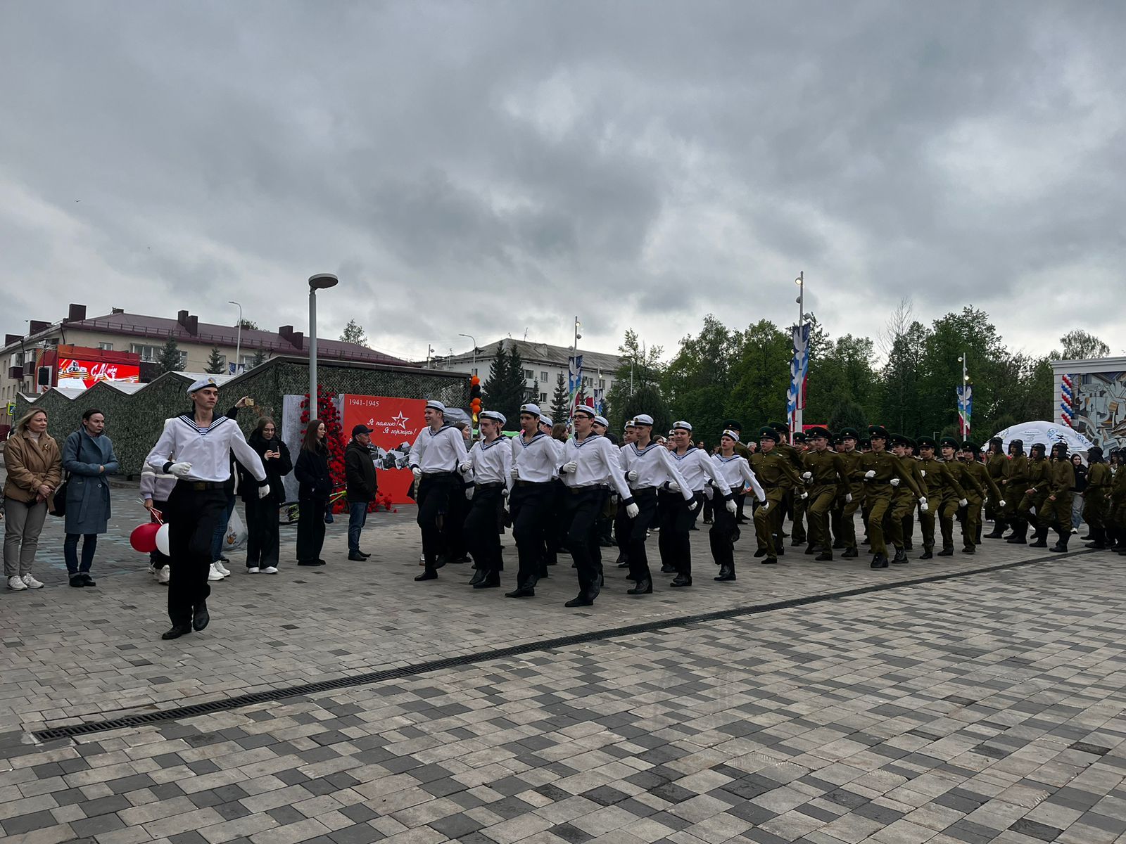 На праздновании 80-летия Победы в Заинске школьники показали строевую подготовку
