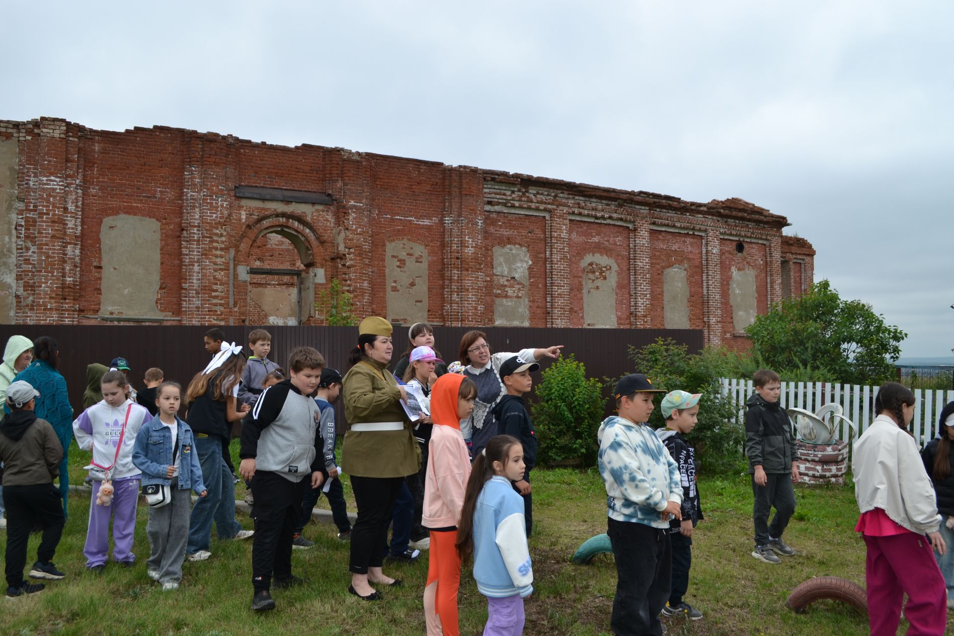 Иске Зәй балалары Хәтер һәм кайгы көне уңаеннан тарихи сәяхәттә булды
