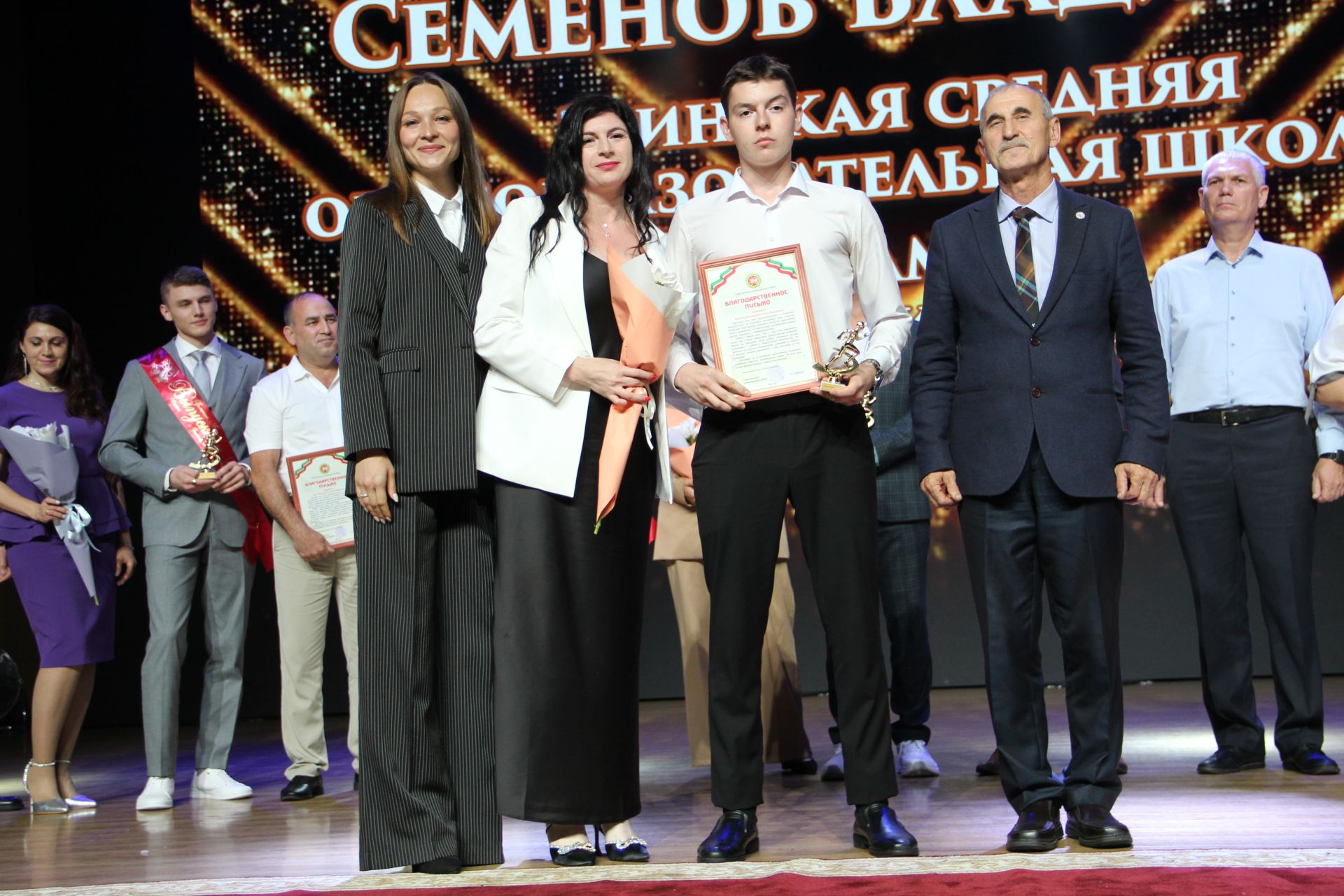 Яркие кадры с Выпускного в Заинске