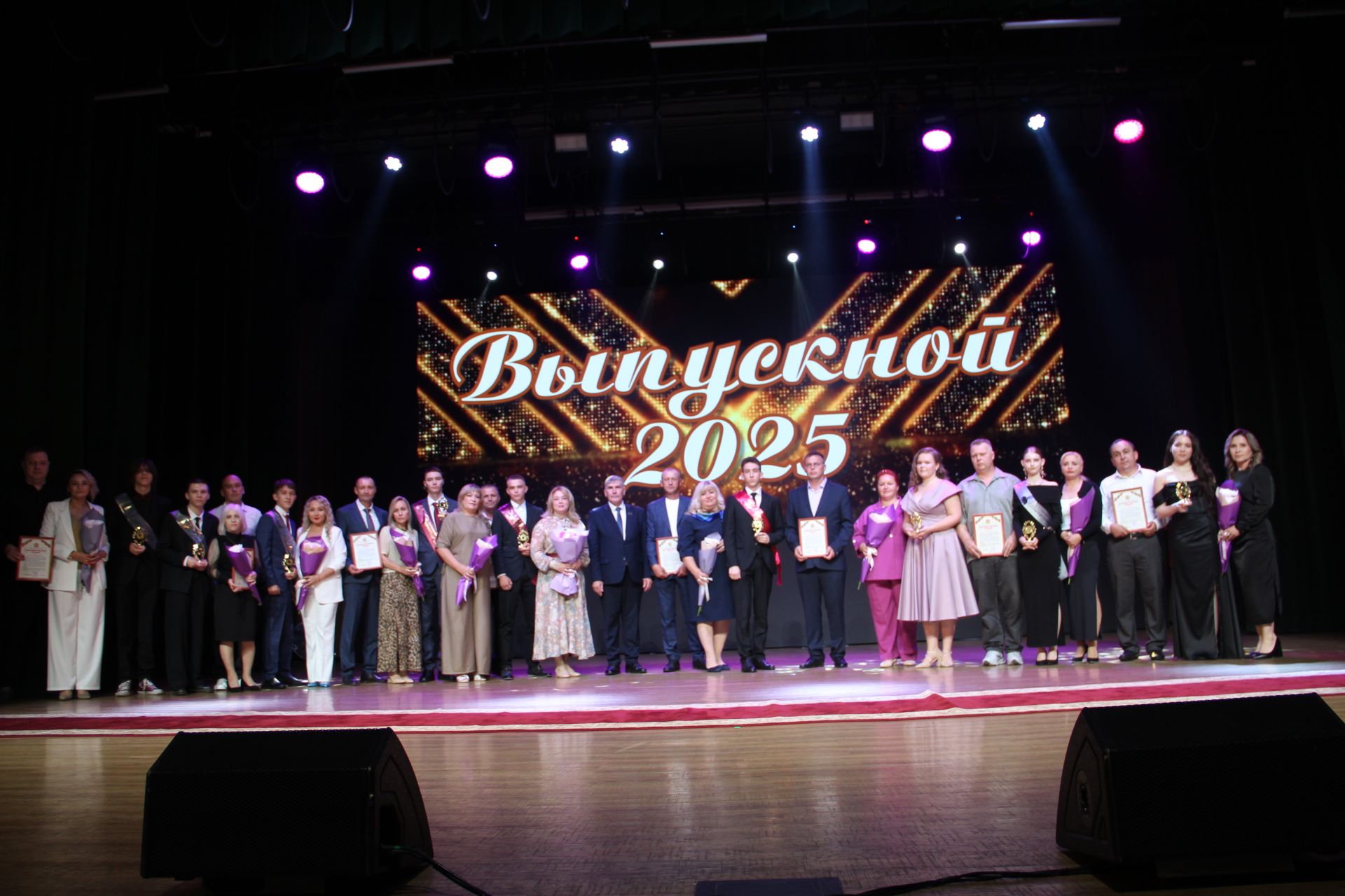 Яркие кадры с Выпускного в Заинске