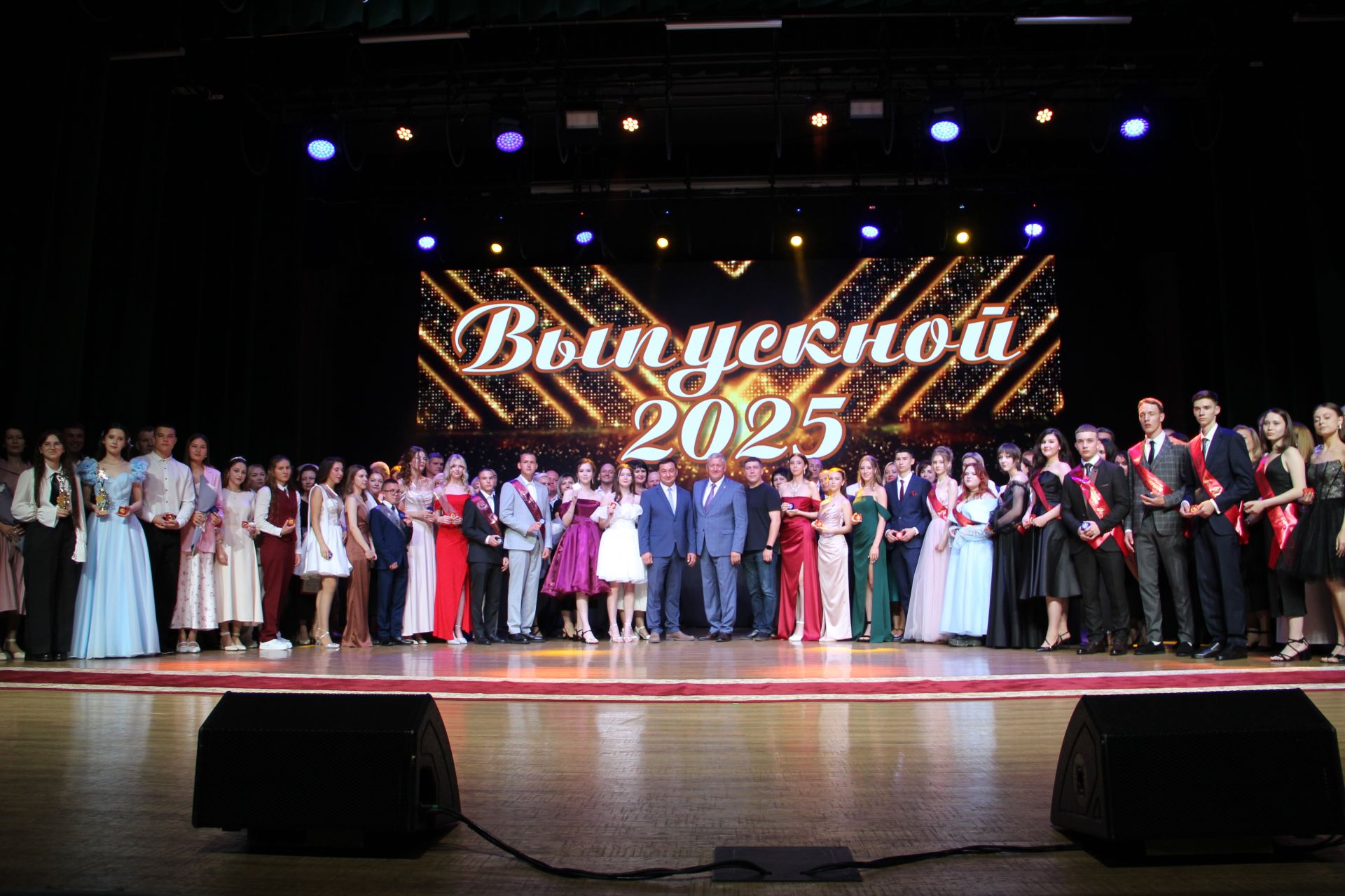 Яркие кадры с Выпускного в Заинске