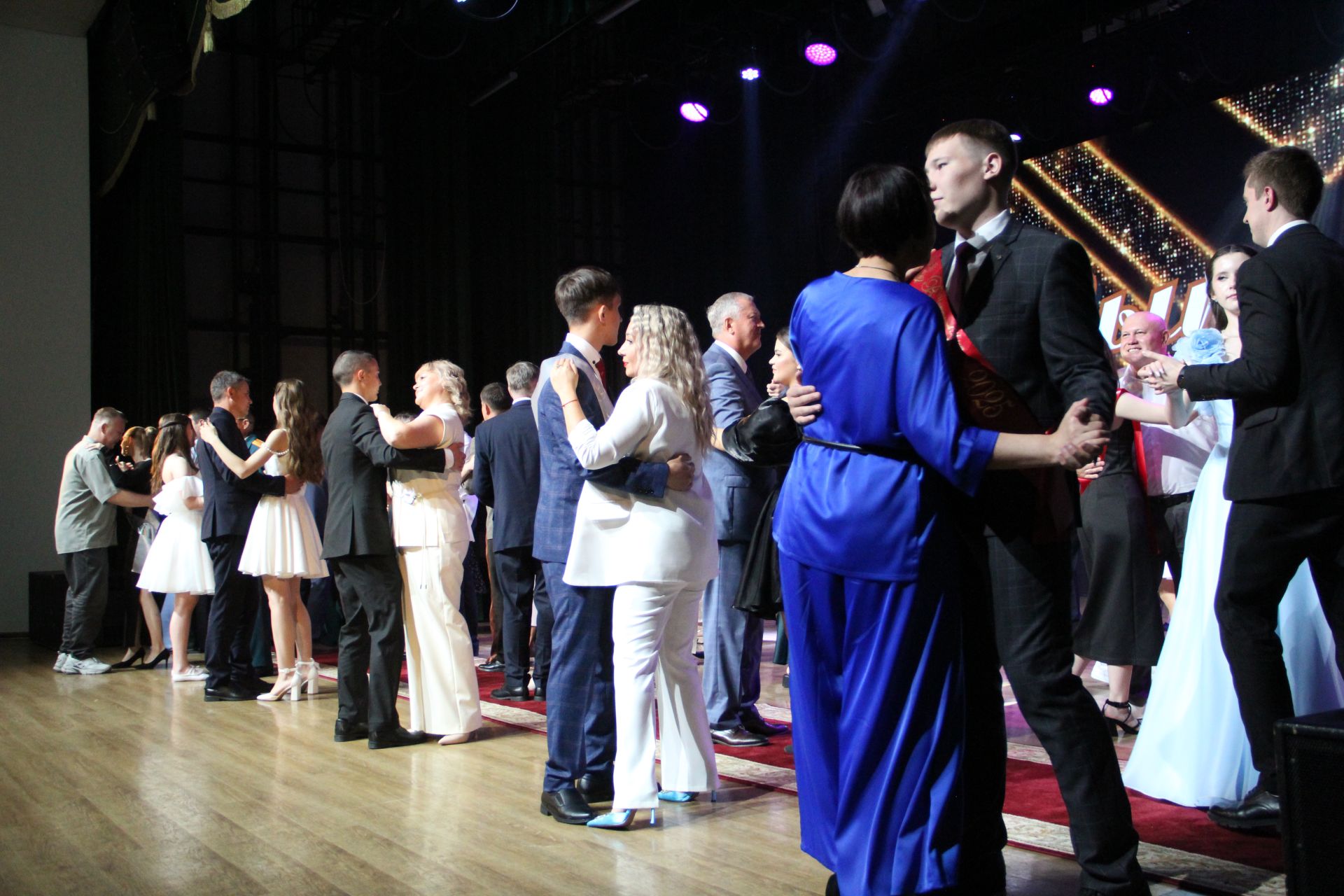 Яркие кадры с Выпускного в Заинске