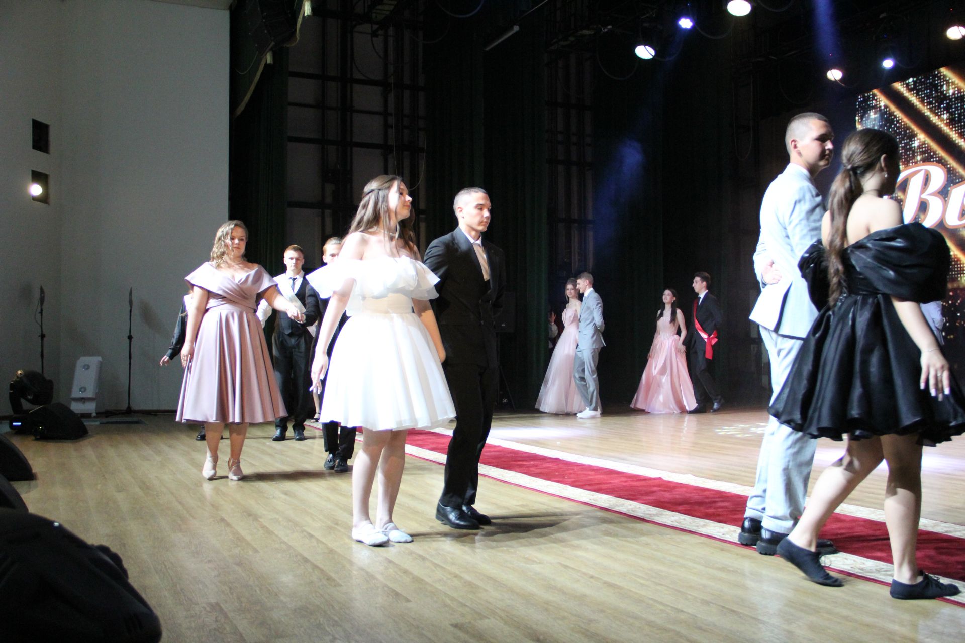 Яркие кадры с Выпускного в Заинске