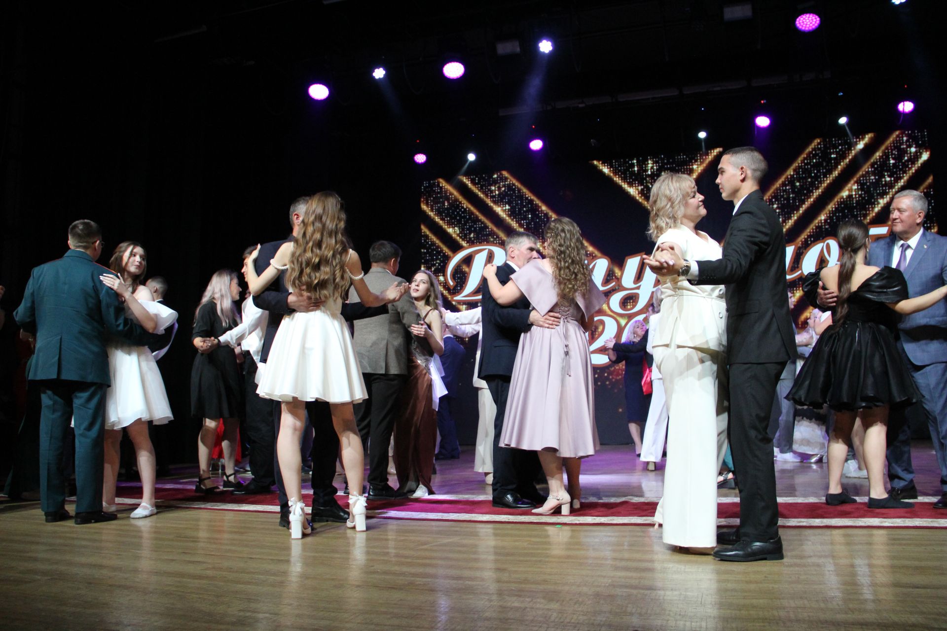 Яркие кадры с Выпускного в Заинске