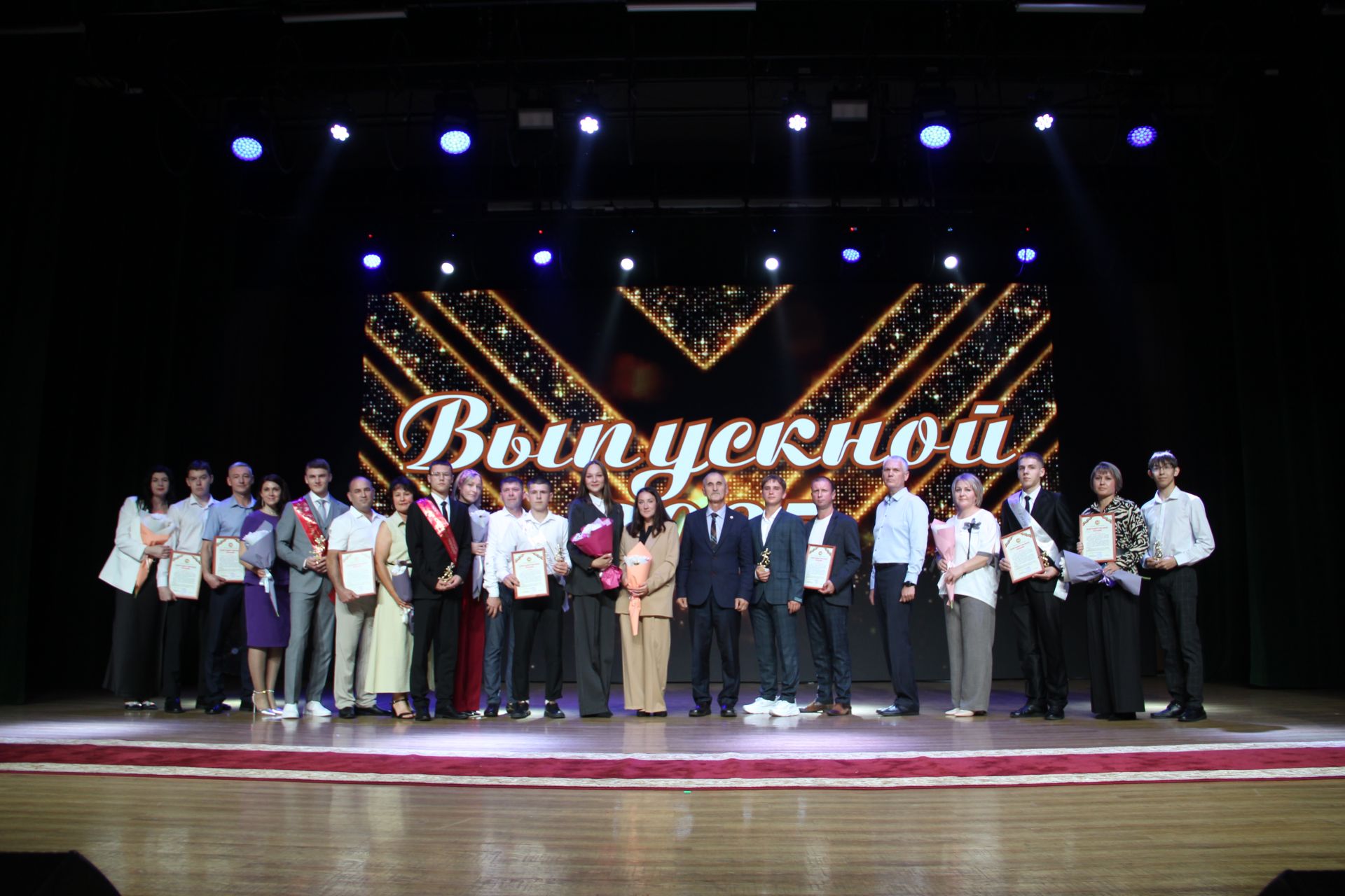 Яркие кадры с Выпускного в Заинске