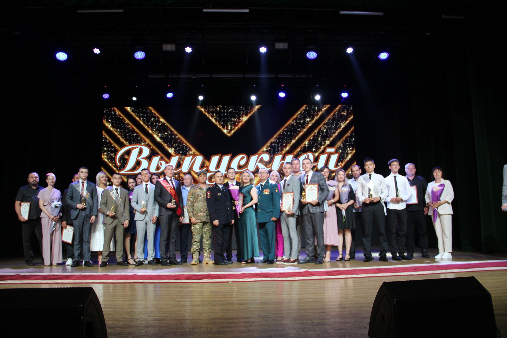 Яркие кадры с Выпускного в Заинске