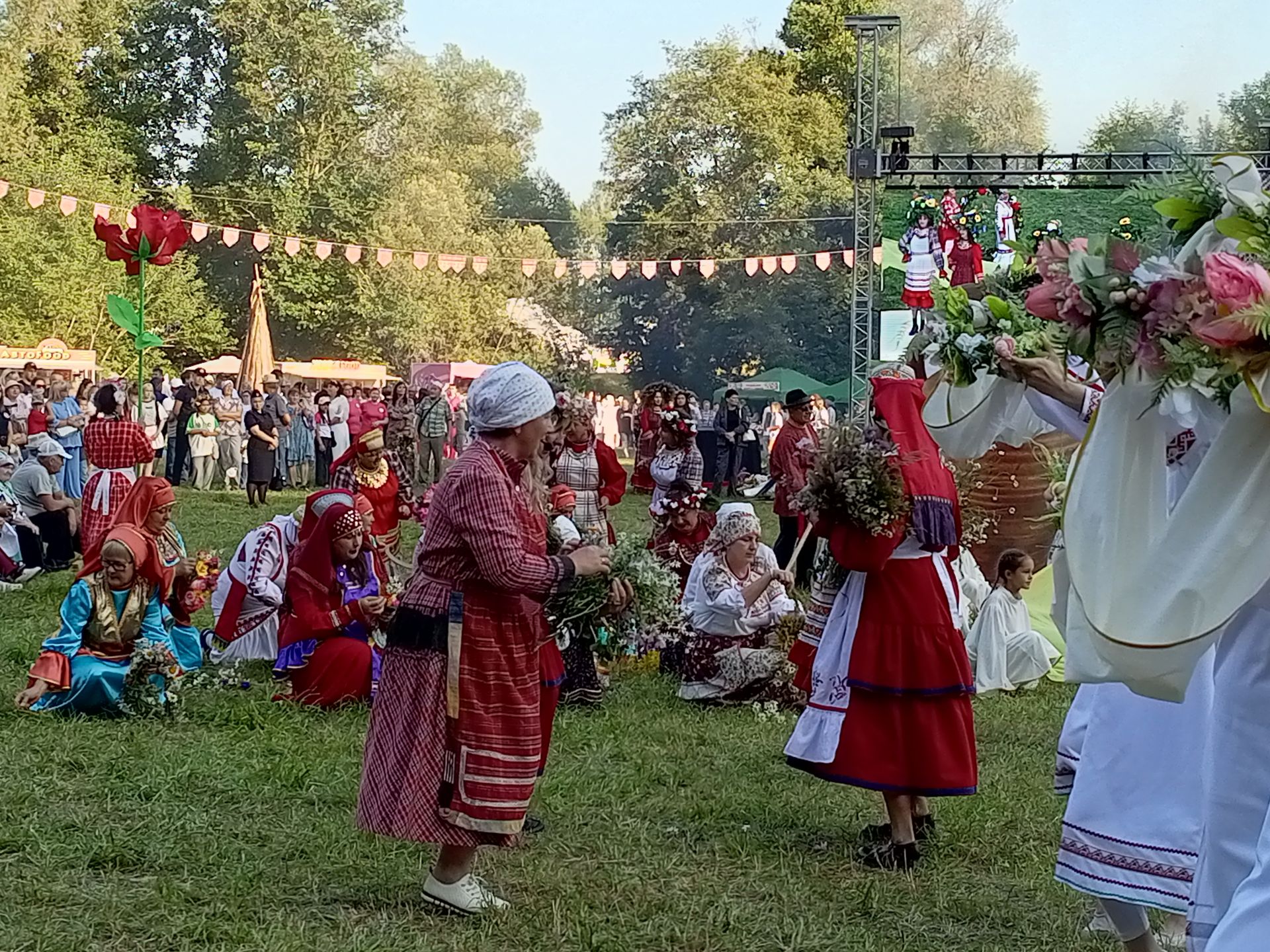 Зәйдә Питрау бәйрәме җыр-бию, тамашадан гөр килә