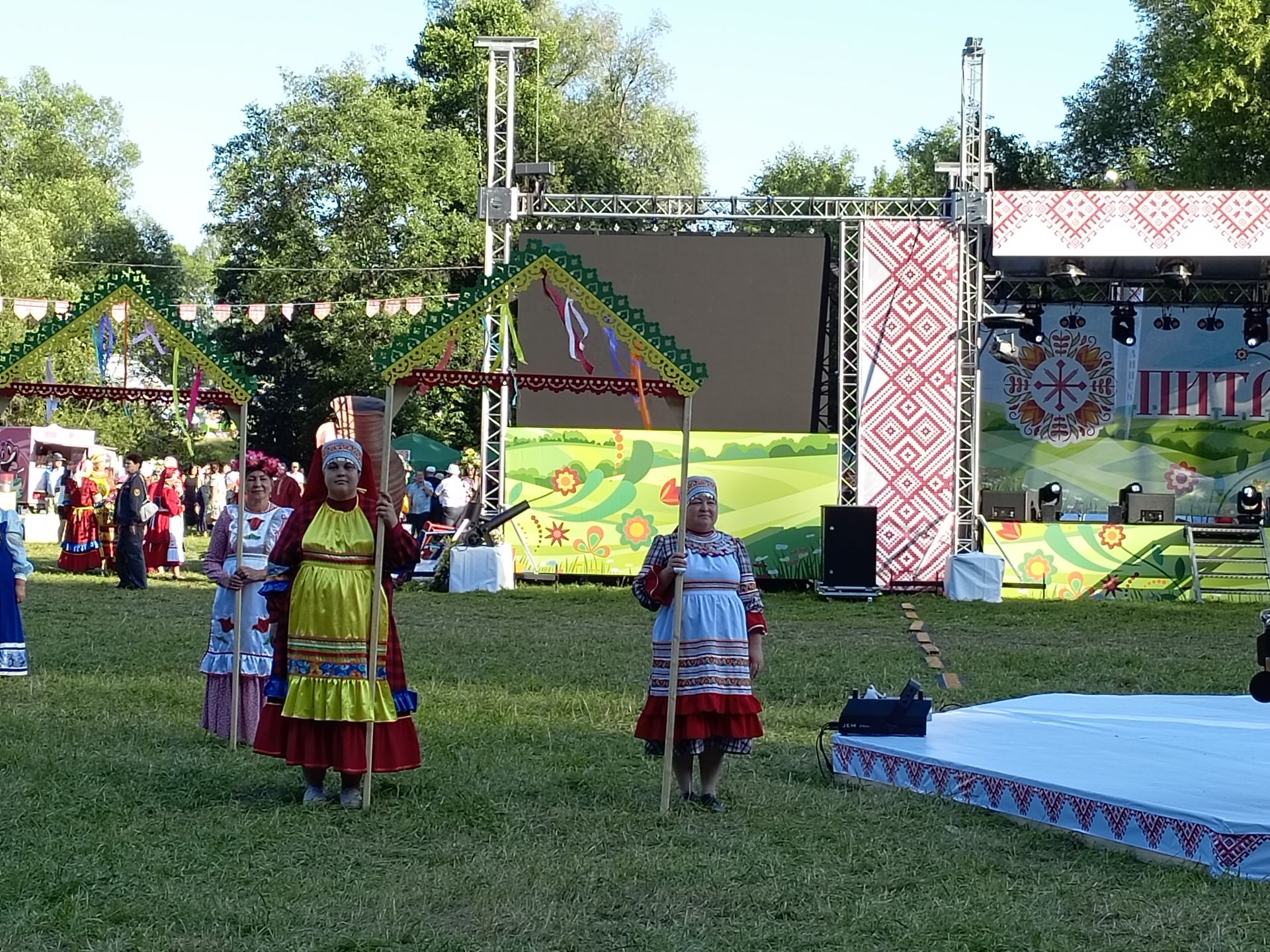 Зәйдә Питрау бәйрәме җыр-бию, тамашадан гөр килә