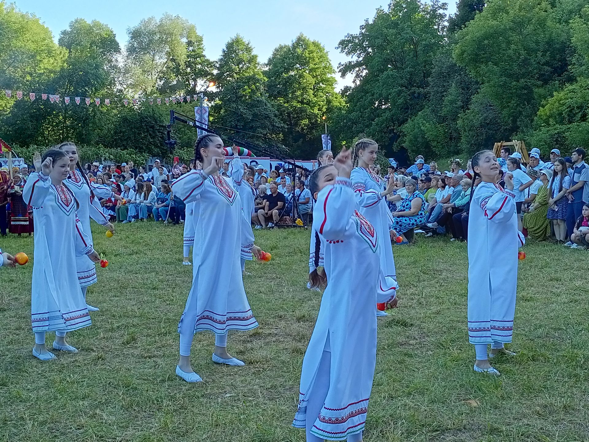Зәйдә Питрау бәйрәме җыр-бию, тамашадан гөр килә