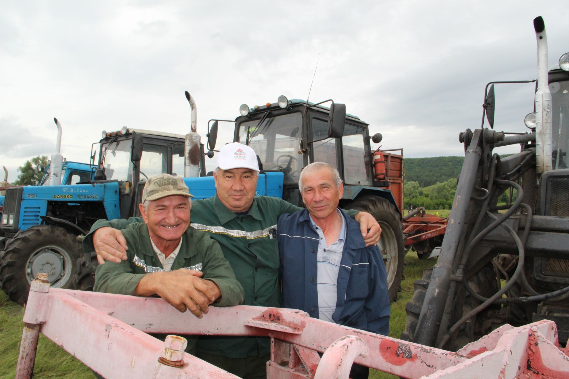 Зәйнең уңган механизаторлары дустанә хезмәттә