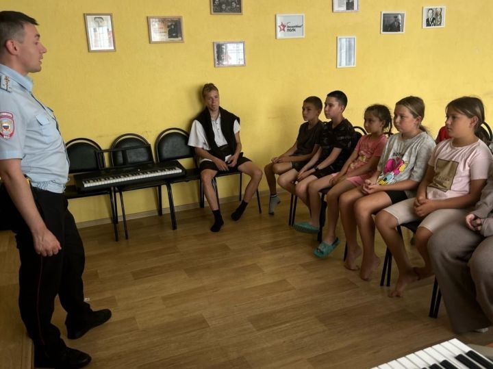 Полиция хезмәткәре яшьләр үзәгендә тәрбияләнүчеләр белән куркынычсызлык турында әңгәмә үткәрде