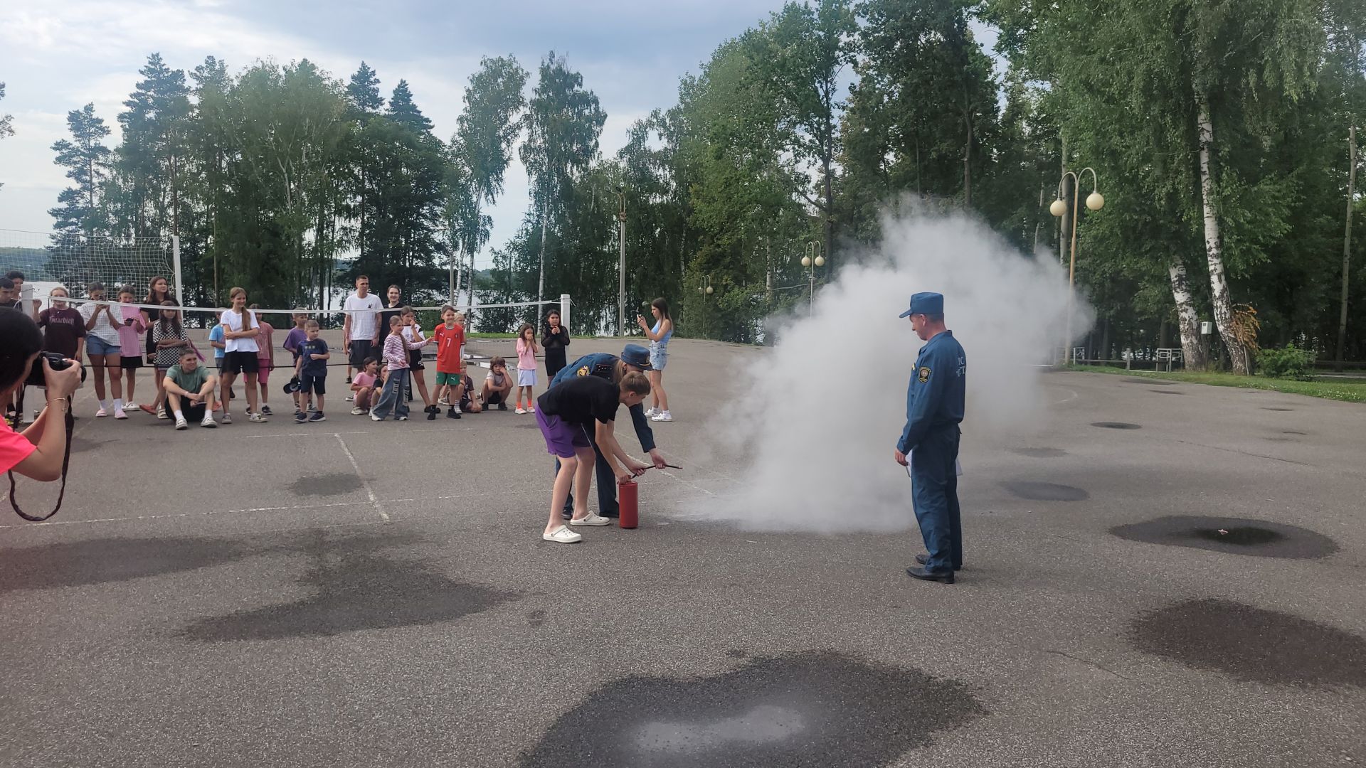 Янгын сүндерүчеләр «Ялта-Зәй» лагеренда балалар өчен куркынычсызлык дәресе үткәрде