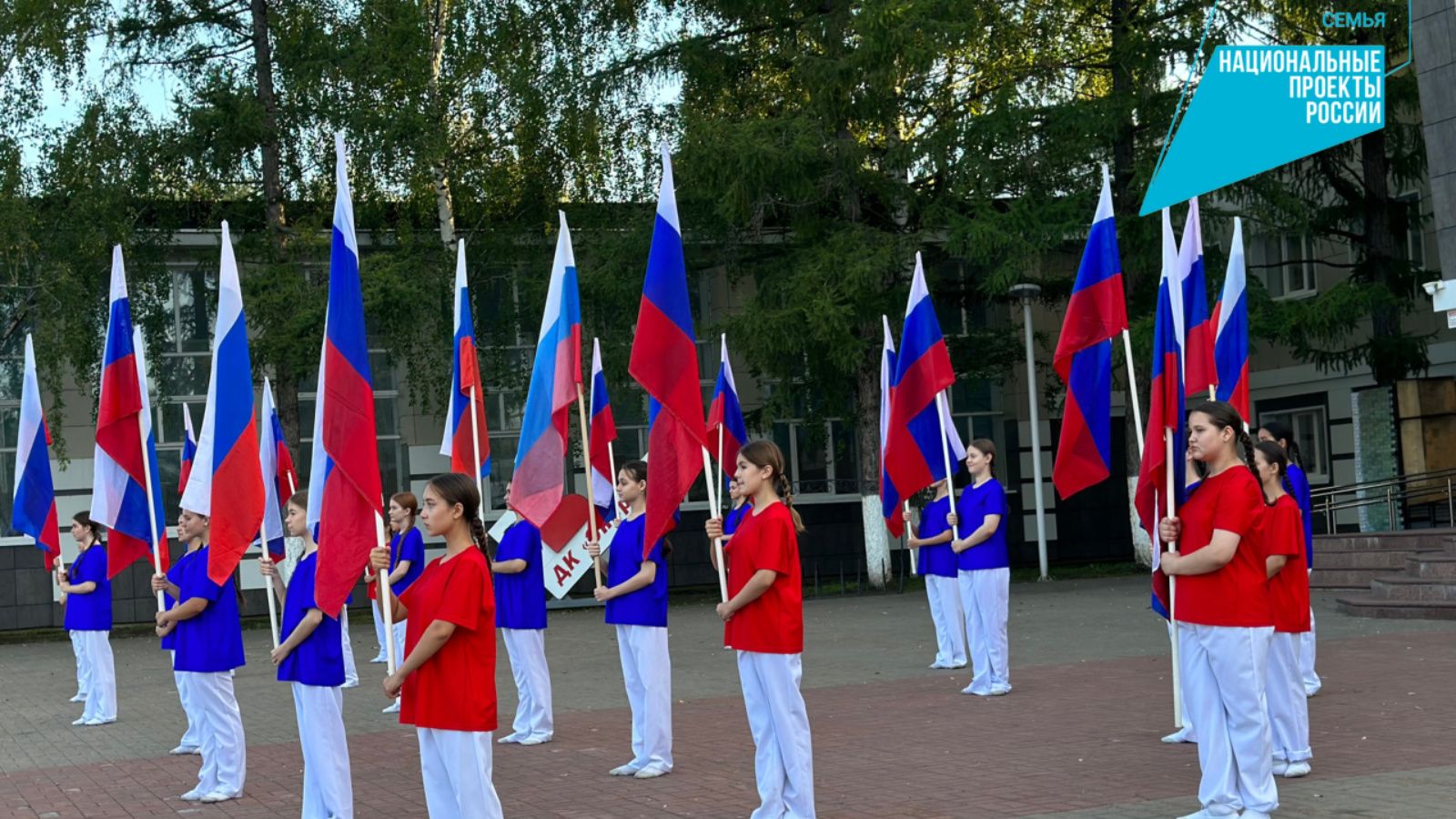 В Заинске состоялся праздничный концерт «Флаг моей России»