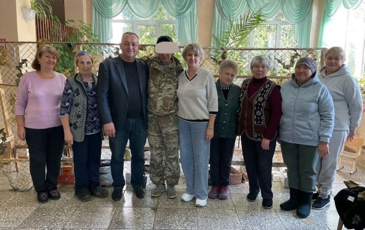 Ялга кайткан Якты Күл хәрбиләре туган авылларында маскировка челтәрләре үрүчеләр янында булды