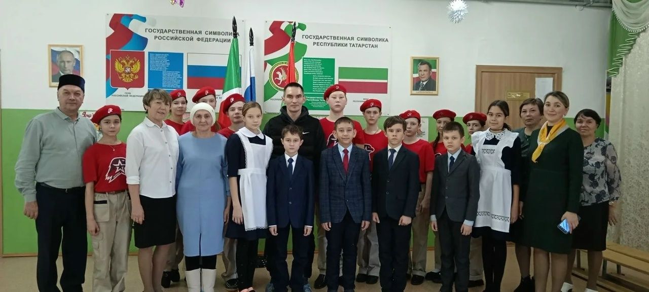Югары Мәлем мәктәбендә Жуков медале белән бүләкләнгән егет белән очрашу узды