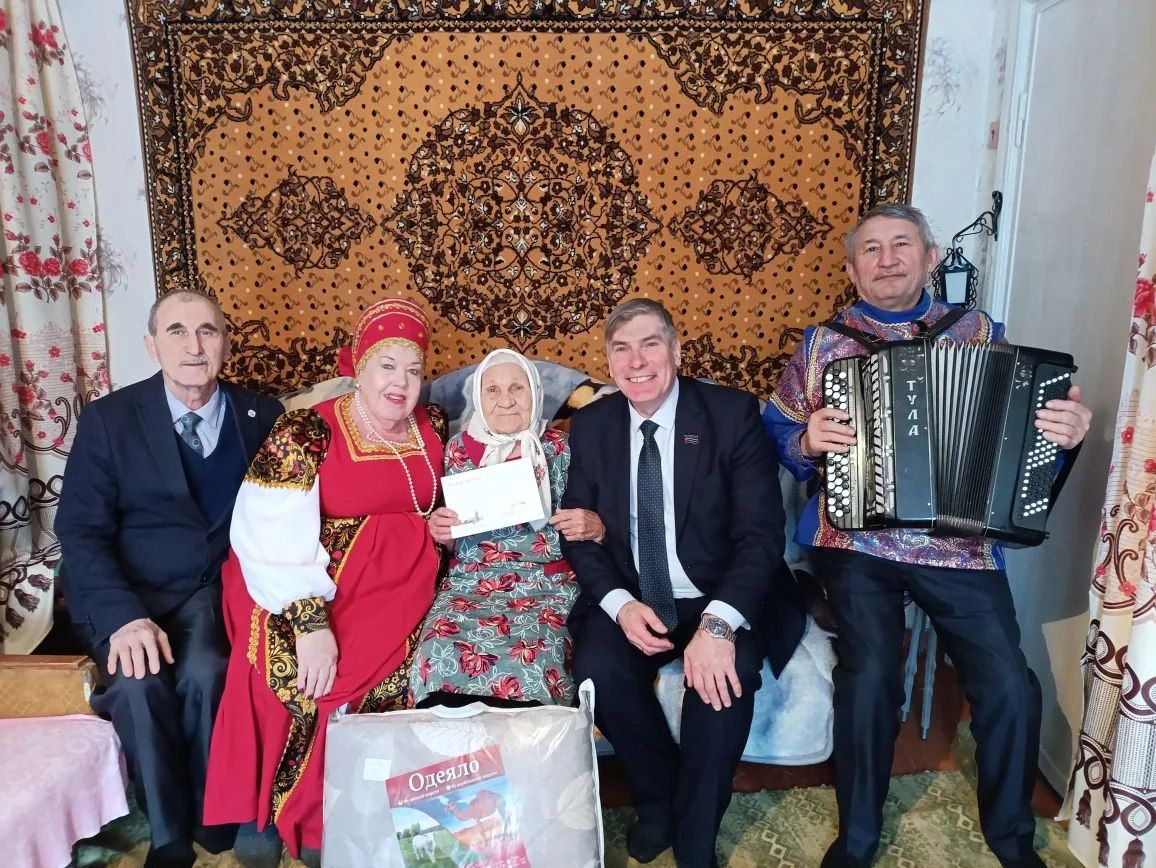 В Заинске с 97-летием поздравили труженицу тыла Марию Корноухову