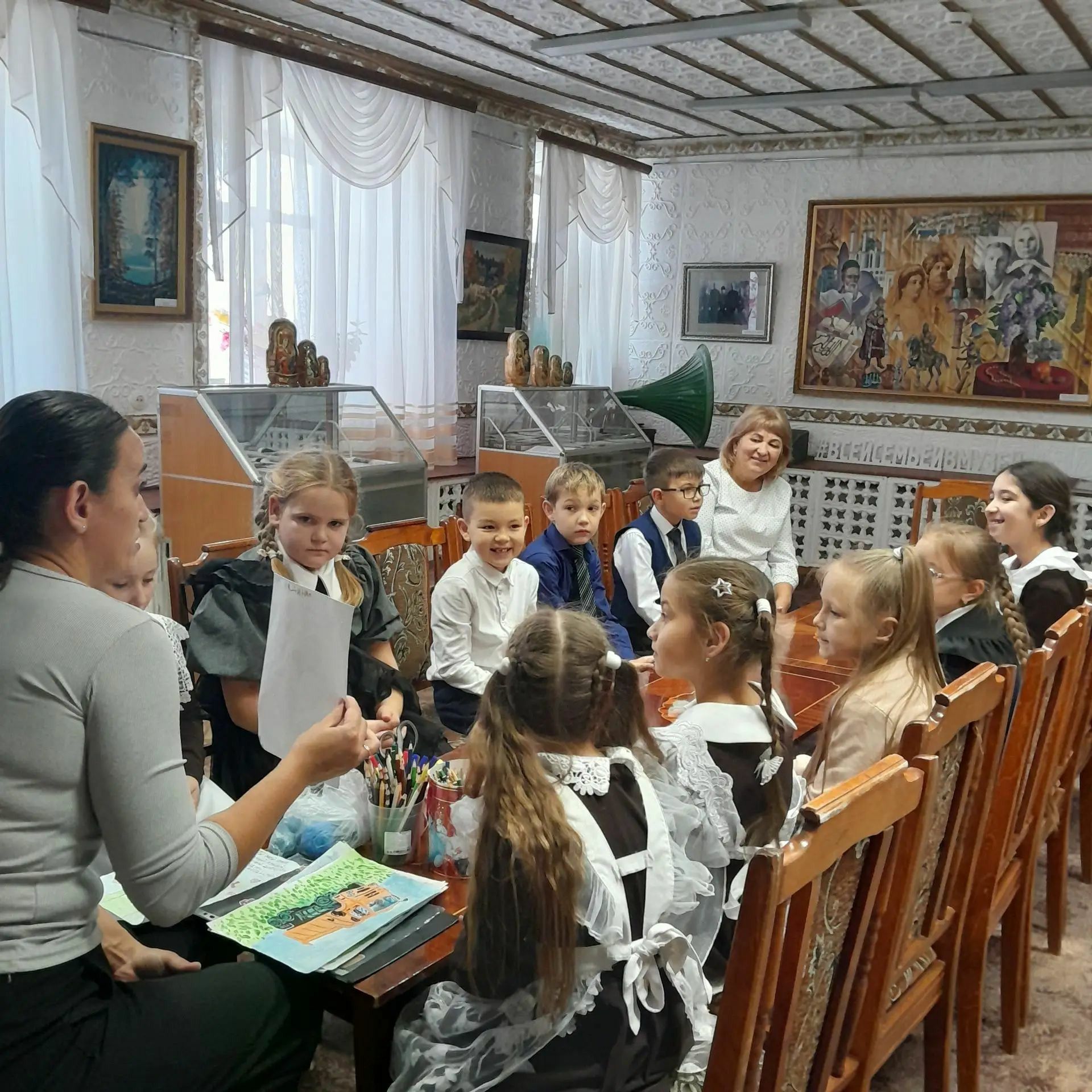 Әтиләр көненә теләкләр галстуклары ясадылар