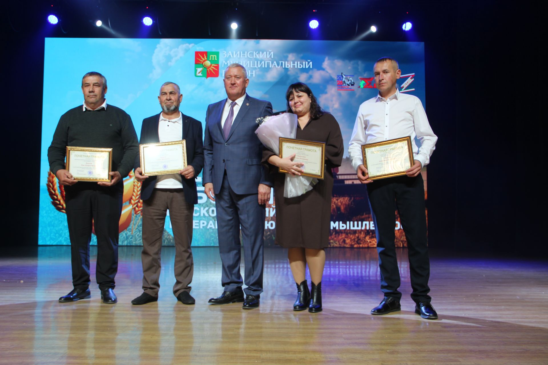 Зәй  игенчеләрен «Уңыш бәйрәме»ндә хөрмәтләделәр: фоторепортаж