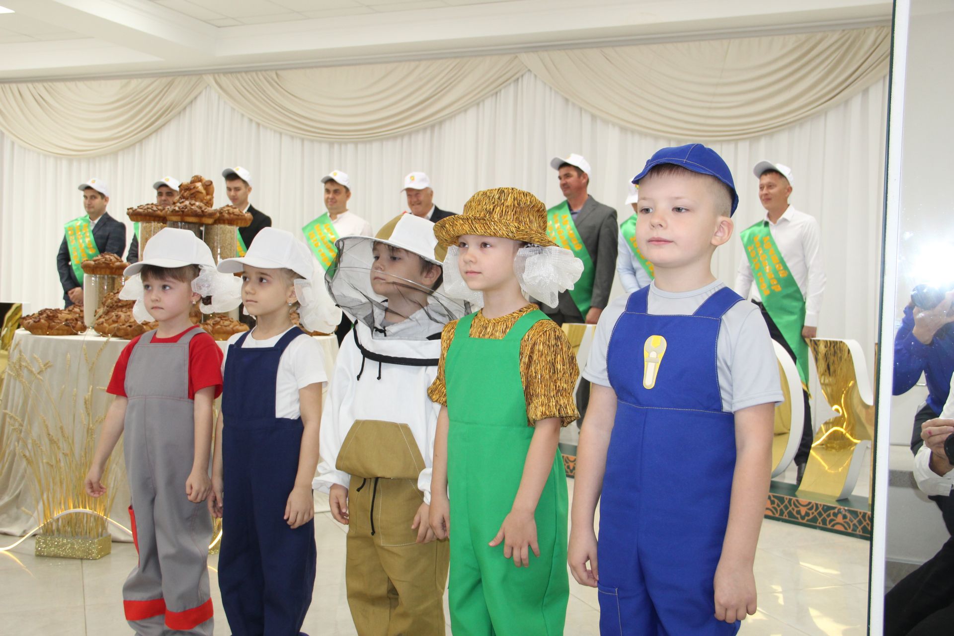 Зәй  игенчеләрен «Уңыш бәйрәме»ндә хөрмәтләделәр: фоторепортаж