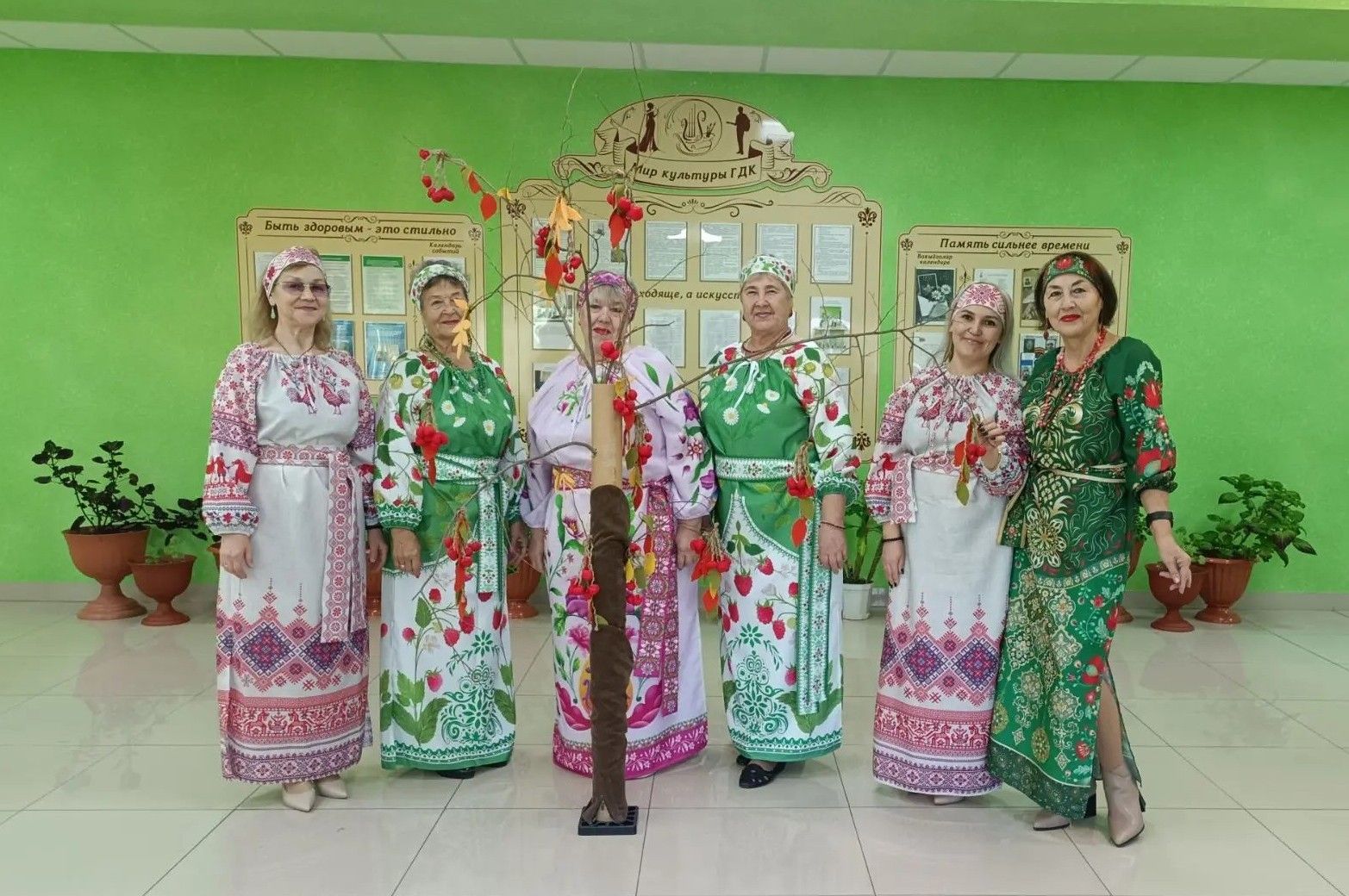 Сотрудники ГДК Мирного организовали праздник «Именины у рябины»