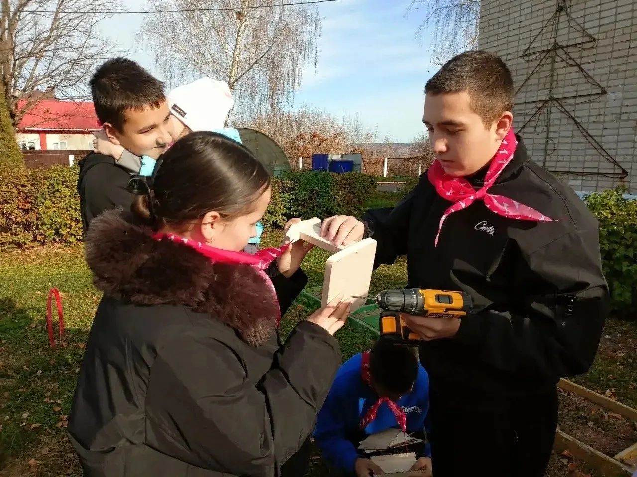 Зәйдә балалар һәм волонтерлар кышлаучы кошлар өчен җимлекләр әзерләделәр