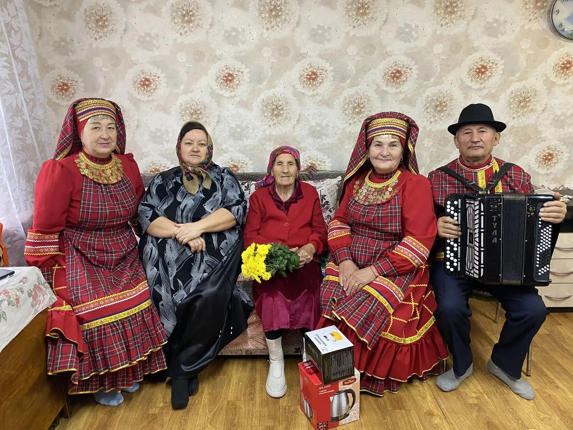 Дмитрово авылында хезмәт ветеранын 90 яшьлек юбилее белән котладылар