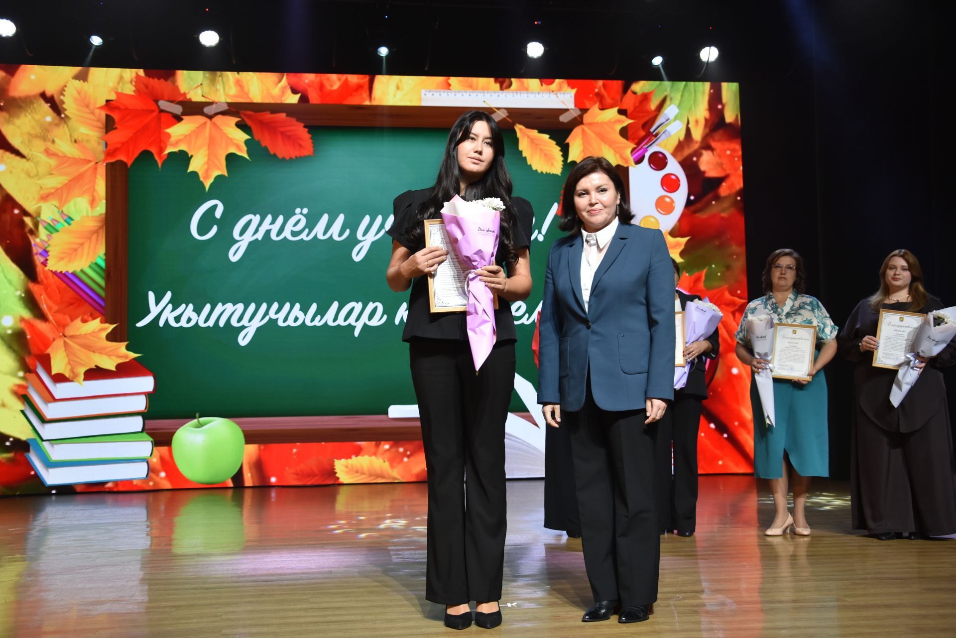 Зәйдә педагоглар бүләкләнде
