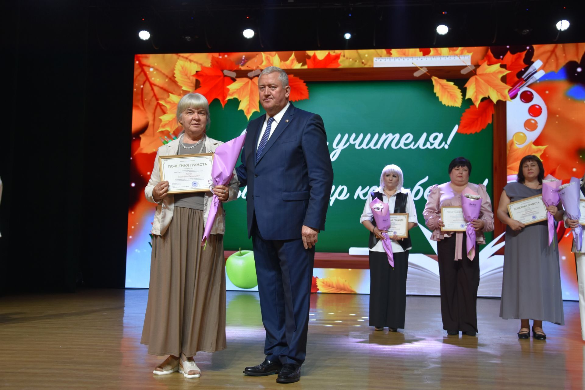 Зәйдә педагоглар бүләкләнде