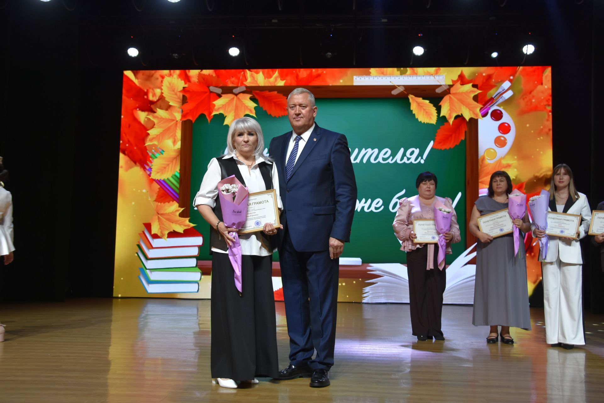 Зәйдә педагоглар бүләкләнде