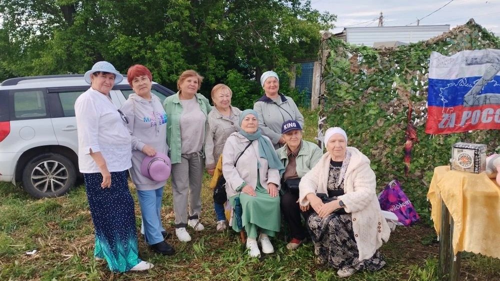 Пенсионеры Старого Заинска плетут масксети для бойцов и живут активно