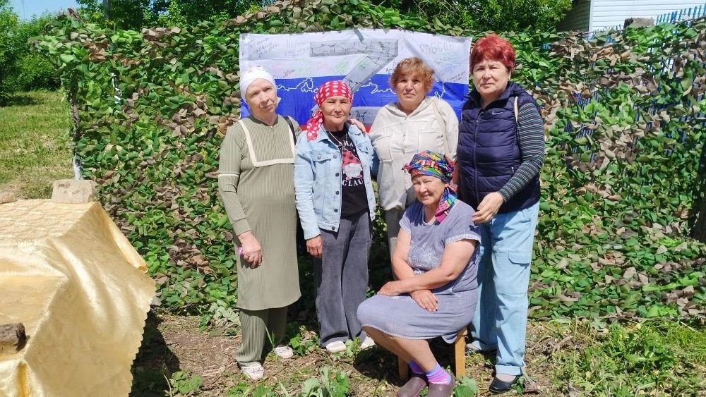 Пенсионеры Старого Заинска плетут масксети для бойцов и живут активно