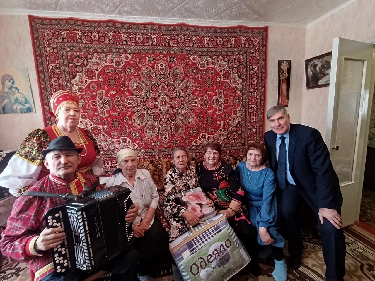 Любовь Никонова: “Без күргәннәрне сөйләп бетерә торган түгел...”